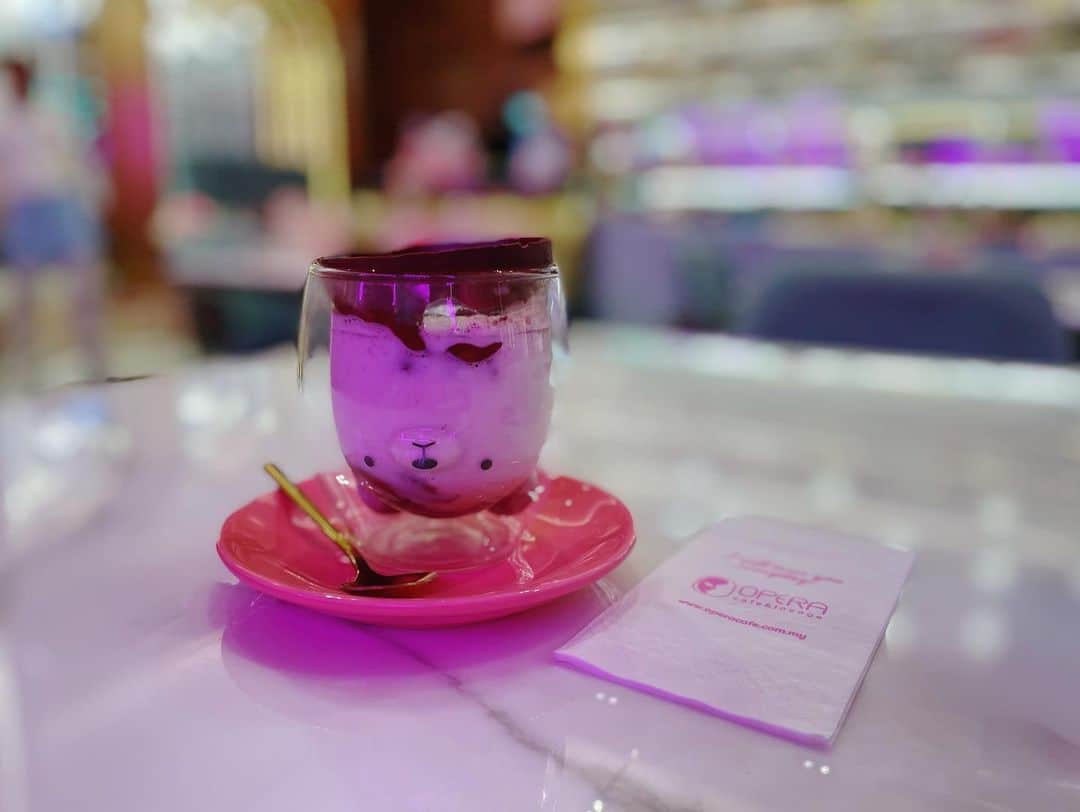 カオルコさんのインスタグラム写真 - (カオルコInstagram)「🩷🩷🩷  反射してピンク ケーキは可愛かったけど苦手だからラテを  #travel  #fashion #kawaii #cafe  #pink  #malaysia #pavilion」5月31日 21時18分 - ka_ruk_