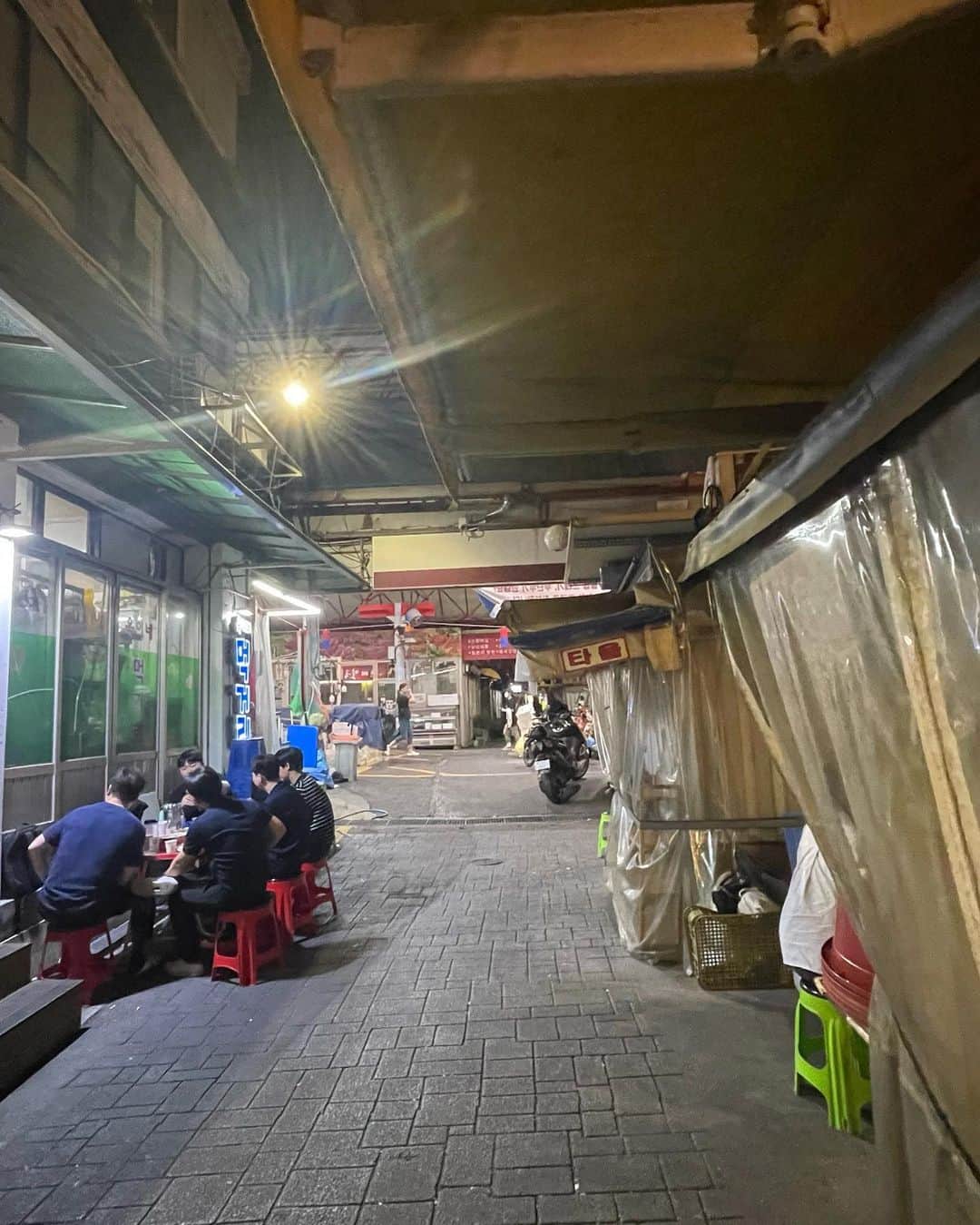ジヒョン さんのインスタグラム写真 - (ジヒョン Instagram)「중앙시장이 핫하다는걸. .. 이 감성 좋은데 사진 실력이 부족 ㅠㅠ」5月31日 21時18分 - jihyunilovee