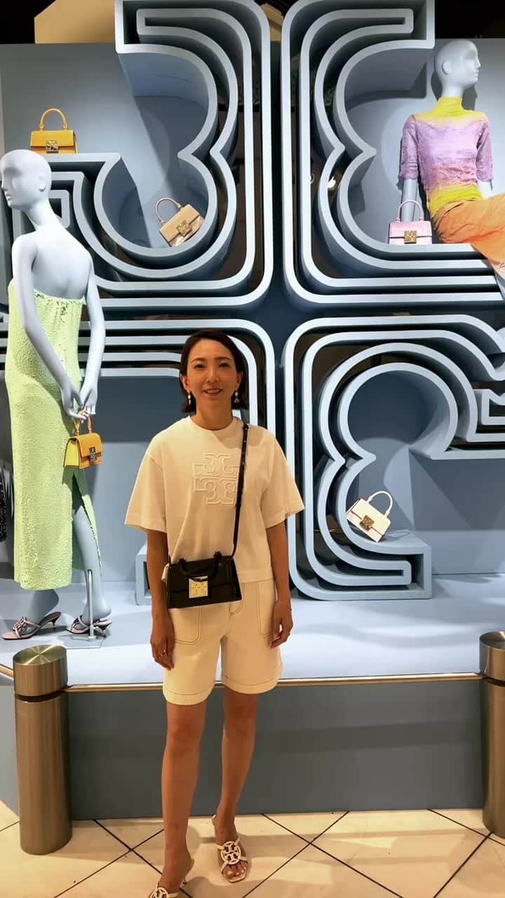 高橋志津奈のインスタグラム：「トリーバーチの伊勢丹新宿一階ザ・ステージからお送りしました！ . 是非見てね🤭🤭🤭 . 今日から6月6日まで❤︎ . #toryburch #トリーバーチ#destinationanywhere #tmonogram」