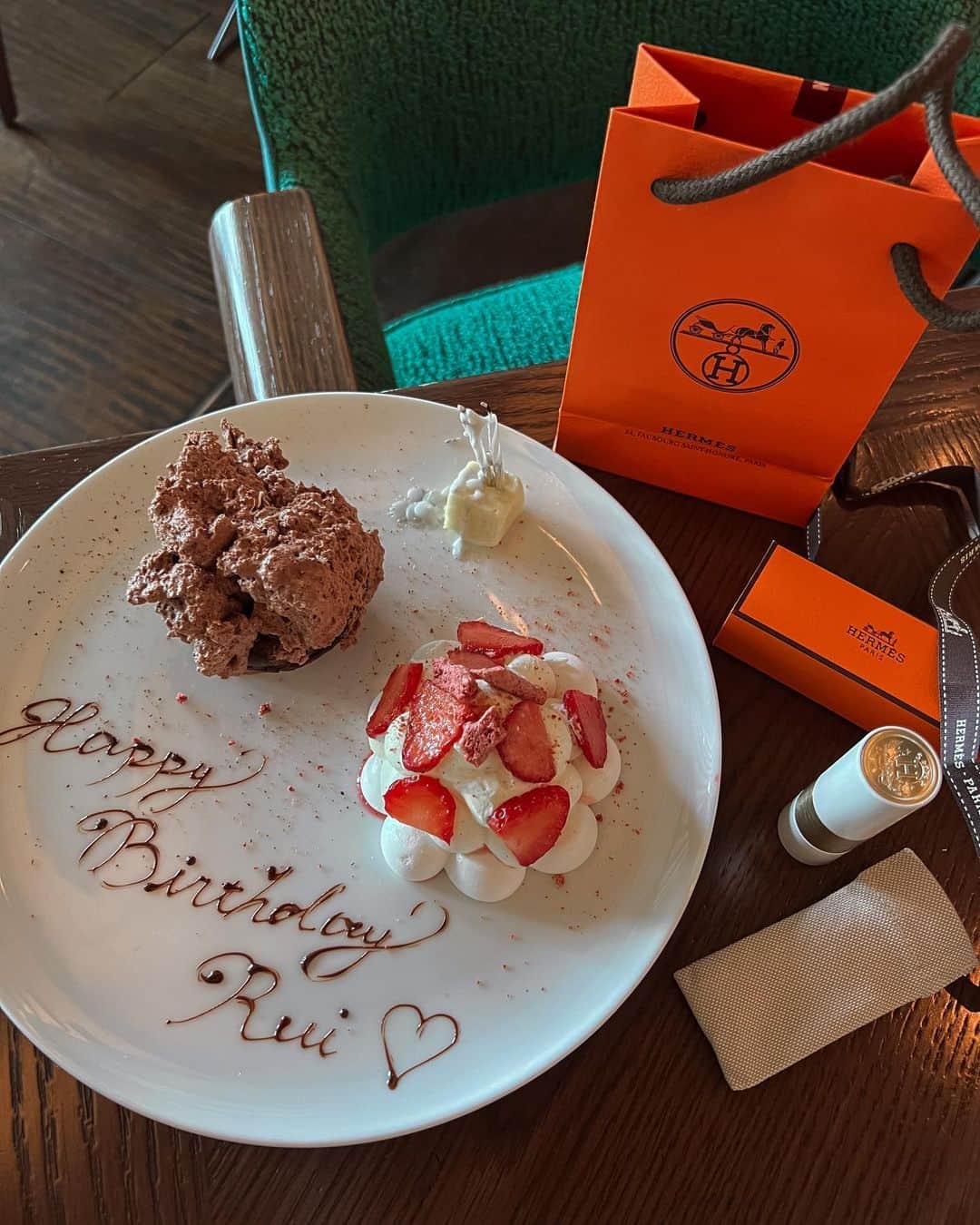 のインスタグラム：「thank you🎂🧡🌼 my bestie yoko🥹🫶  全然会えてなくても 0時ぴったりにLINEくれて お祝いもしてくれてしまって 裏までびっしり書いてあるお手紙くれて カフェで号泣出来るくらい嬉しかった件🥲🫶w  住所把握してくれてるから 後日プレゼント郵送で届きました笑 （デザインオーダーしてくれてたみたいでイニシャル入りのホテルライクインテリアのトラベルポーチたちめっちゃかわええ🥹🤎）  さすがmy bestieよーこ🥲🧡 お守りにしたらどんなときでも頑張れそうなお手紙も よーこべびにもやっとこさ会えて 色々愛に溢れてて幸せすぎた忘れられぬ日🥲💖  三十路いえーいっ✌️笑  この流れで還暦うぇーいまで よろしくなああ🥹w  #バースデープレート #表参道カフェ #外苑前カフェ  #thankyou #bestie #🫶」
