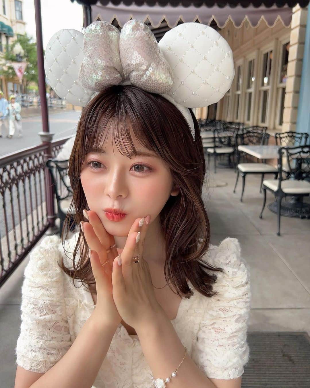 にたまごさんのインスタグラム写真 - (にたまごInstagram)「雨予報からの晴れディズニー🐭🤍 ⁡ ⁡ 奇跡的に晴れたのよかった〜🌞 ⁡ 40周年のセット食べたんだけど これめっっちゃ美味しかったから みんなにも食べて欲しい🍔🫶🏻 ⁡ ⁡ #disneysea #ディズニーシー  #ディズニーコーデ  #ディズニーフード」5月31日 21時20分 - __nitamago__