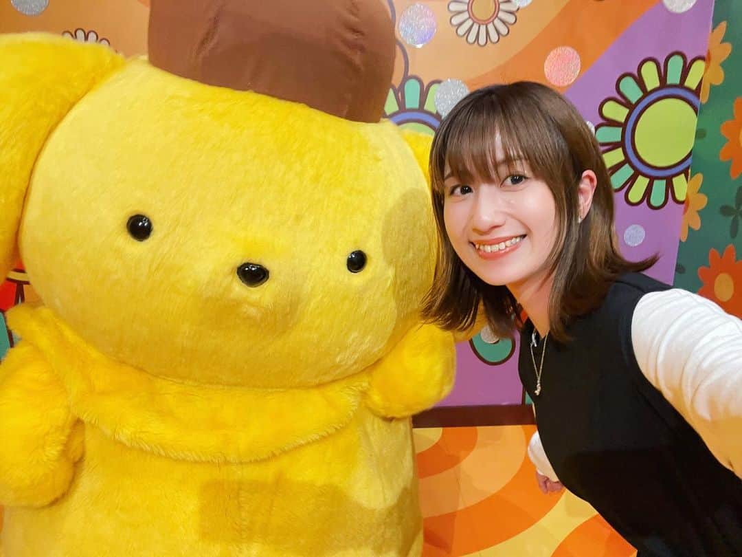河村唯（うめ子）のインスタグラム：「スタンダードに2ショット。自撮り。 ハグ解禁初の、プリンさん😊  #sanrio  #sanriopuroland #ポムポムプリン #ピューロアンバサダー」