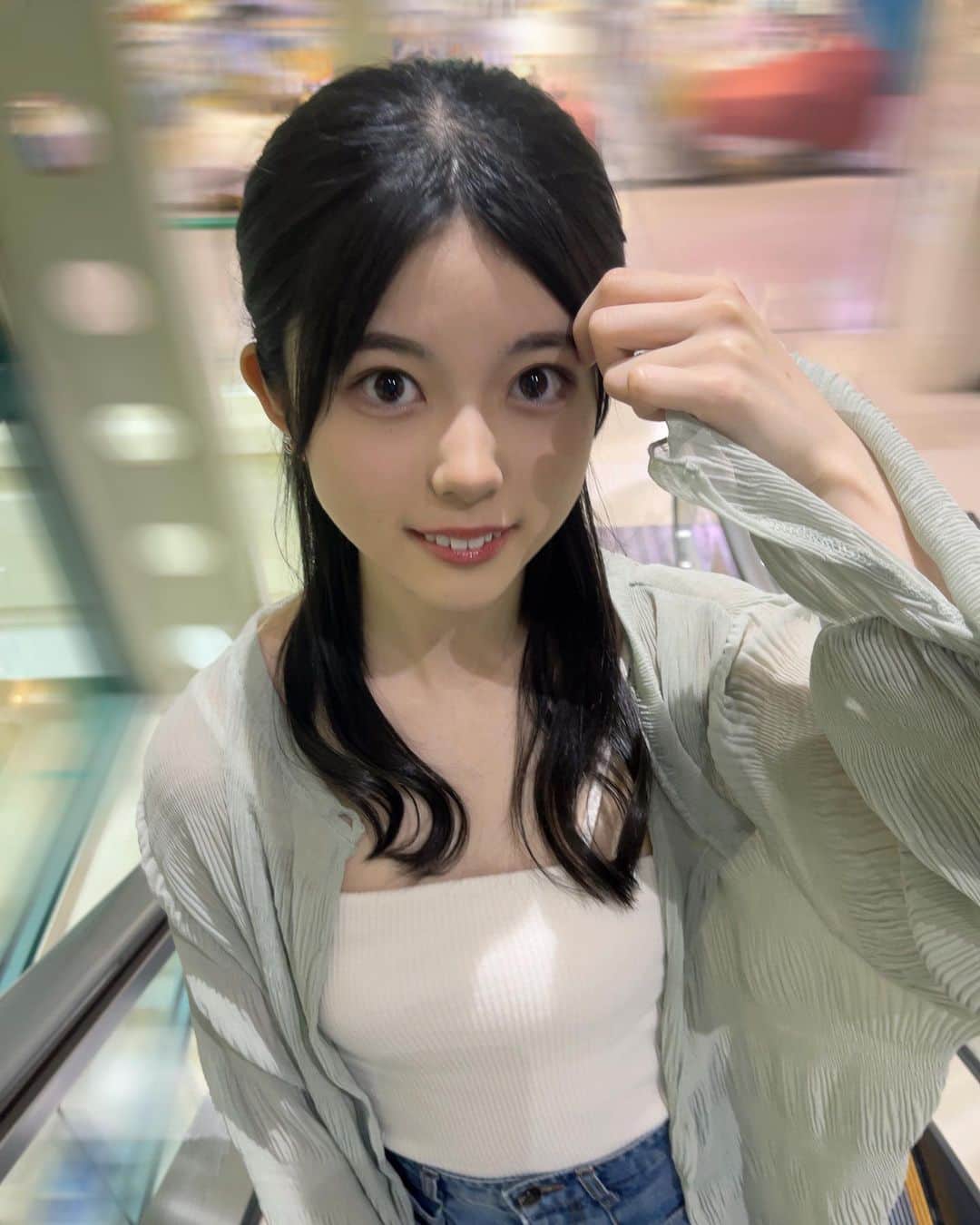 坂下真心のインスタグラム：「⌇ 𝗌𝗁𝖾𝖾𝗋  ⁡ ⁡ 前髪センター分け珍しいでしょ(◜𖥦◝ ) ⁡ シアーブラウス涼しい、！！！🌿‬🫧 ⁡ ⁡ #05 #idol #nmb48 #nmb #jk #ljk  #シアーブラウス #グリーンコーデ #mystic」