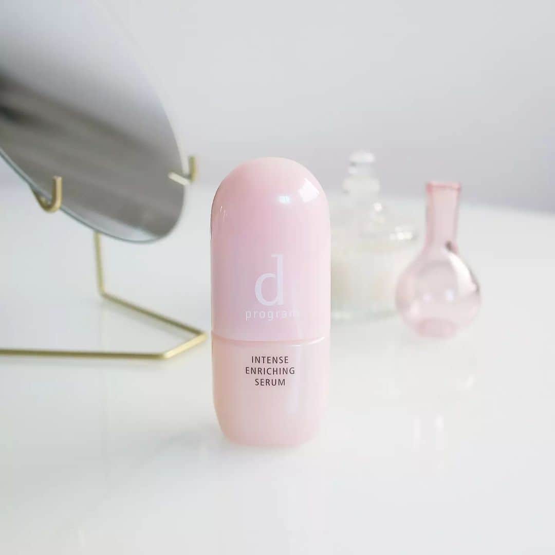 Eri Satoのインスタグラム：「​​【ｄプログラム 薬用濃密美容液】 · またまた、資生堂「ｄプログラム」のオンラインイベントに参加させて頂きました🥰 @dprogram_ofc @hmyn_shiseido · 今回は ☑ｄプログラム 薬用 濃密美容液 こちらをお試しさせてもらいました✨ こっくりとしてるのにベタつかないテクスチャーで、 敏感肌の乾燥トラブルをケアしてくれます。 · ｄプログラムは色々種類があるけれど、 どれと組み合わせて使用してもOKとのこと。 以前紹介したピンクのモイストケアや これからの季節は 白い美白ケアの化粧水＆乳液と一緒に使うのがおすすめだそう。 · パッケージもかわいいっ🥰 季節の変わり目は肌のゆらぎが気になるので、じっくり使って 美肌菌を育ててみます💓 · · #dプログラム #なめらか美肌 #低刺激設計 #敏感肌スキンケア #資生堂 #敏感肌 #さとえりスタイリング」