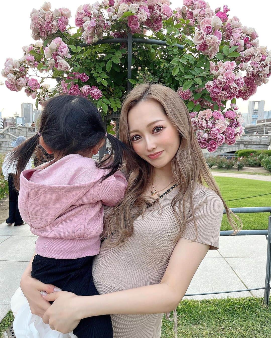 SUZUのインスタグラム：「♥  #中之島バラ園#バラ園#中之島 #マタニティコーデ #マタニティライフ #妊娠中期 #マタニティフォト  #マタニティ記録 #妊娠中期 #妊娠中  #姉妹ママ #ママコーデ #ママファッション  #ママライフ #女の子ママ#親子#親子コーデ」