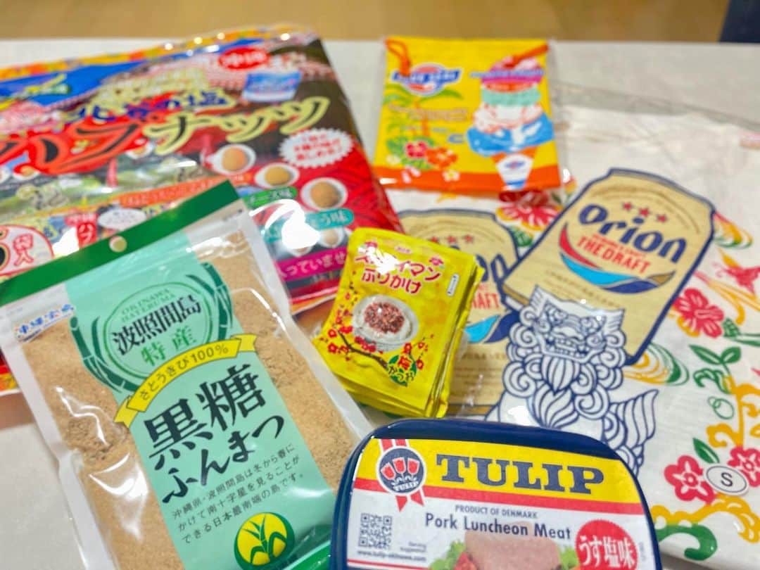 のインスタグラム：「. 今日は『民宿チャーチの熱い夜21』の予告動画撮影でした🌺🌴🍍  オールキャスト当て書きで書いてくださるので、台本はまだできあがってませんが、今日あらすじを伺ってとっても素敵な作品になりそう✨と今からワクワクです😍  明日6月1日から早速チケットが発売されます！！ 7/12~7/17、中目黒のリトル沖縄に是非ぜひ遊びにいらしてください💕  動画ができあがったら、またアップしますね🎥  #チャーチ21 #デッドストックユニオン #民宿チャーチの熱い夜 #なんくるないさー #沖縄 行きたい🌺 撮影に行ったのに、隣の物産店で #お土産 買いすぎました笑 .」