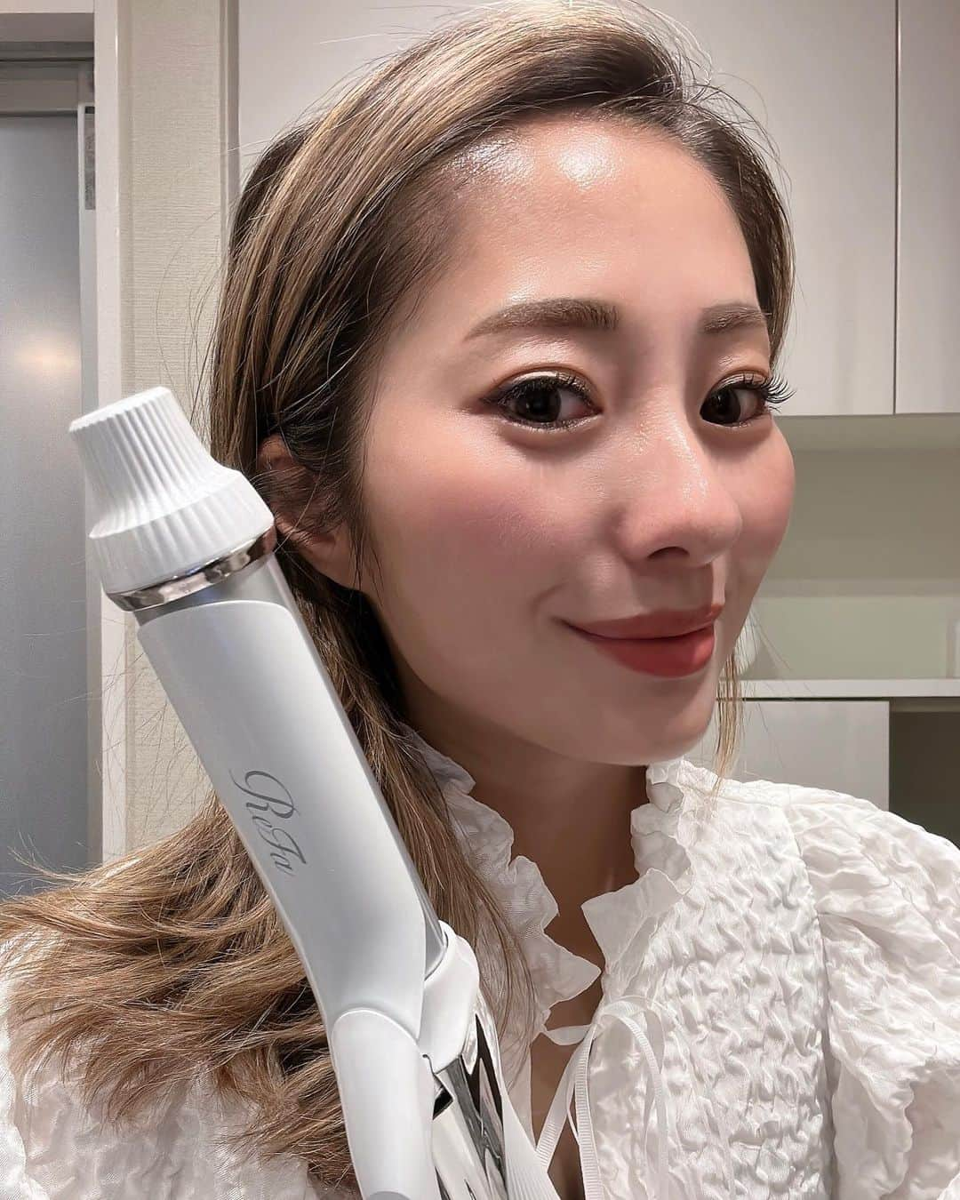 松本明子のインスタグラム：「・ 最近よくストーリーズでもヘアケアの事を載せているのですが、これを機にヘアアイロンも変えてみました🤎 カールアイロンは髪に熱を与える時間が長い為、髪の水分が失われやすくなりがちなのは皆さんもご存知のだと思うのですが🙈 リファビューティック カールアイロン（32mm）は水・熱・圧をコントロールして、髪へのダメージを抑えてくれるのです✨ 滑りもいいからサッとアイロンを通すだけで、キューティクルを傷つけにくくキレイな立体カールが作れる優れもの！ 髪の毛も若々しくいる為にはちゃんとしたものを使わないといけないなと実感しています☺️ ・ #ReFa #リファ #ReFaタイム #リファビューテックカールアイロン」