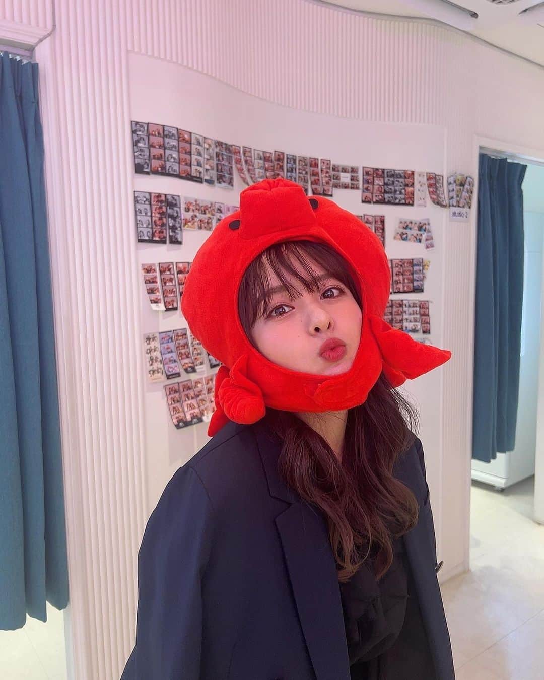 山田菜々のインスタグラム：「パスポートとお財布さえあれば なんとかなるくらい近い韓国旅行🥹🇰🇷  市場とかは現金が多かったけど、 ほぼほぼキャッシュレスでした🍒  １枚目☞韓国のプリクラのたこ ２枚目☞ #ソラリア西鉄ホテルソウル明洞 ３枚目☞ #広蔵市場  ４枚目☞２人とも極端に泡入れるの下手 ５枚目☞東大門 ６枚目☞韓国の電車完璧なった ７枚目☞白黒のプリクラも送られてきた ８枚目☞なんか被るのが流行ってるらしい ９枚目☞5分後に寝ました 10枚目☞カロスキルで道調べてる  ホテルの場所はほんとによすぎて どこ行くのも割と近かったのと、 お買い物もごはんもいっぱいあるから 疲れたらホテル戻って休憩できたのがよかったです🥹🌸  疲れ切る前にチャージするの大切！ ってお友達と同じスタンスでいられるの とても気が楽でいい🥹✨笑  みんなもpeachでお得に旅行へ😎♡♡ @flypeach 🍑  ほぼ丸3日間いたので心配事が減ったのと、 韓国語がわからなくてもなんとかなるので🫣笑 お母さんの初の海外とすずと３人で 韓国行こうね〜と予約たてています📝  関西からも便があるから、次は ３人で関西からも飛べたらいいな〜☺️🫶  #peach #fly_peach #peachaviation #夏旅 #🇰🇷」