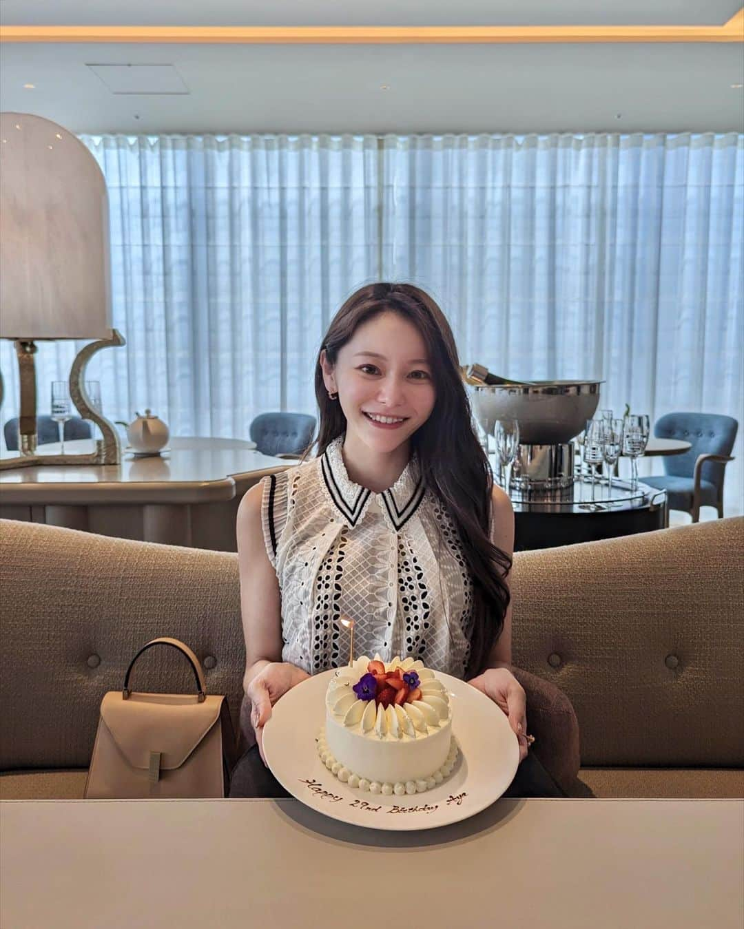 瀧口杏耶さんのインスタグラム写真 - (瀧口杏耶Instagram)「@sezannetokyo 🎂 * 今年もお誕生日祝いで来ることができて嬉しい🥂 ここのグレージュ×ブルーの内装がすごく好み🫶 * 29nd Birthdayって間違えられてるの気になったけど その場では指摘できなくて 帰ってからひっそりメールした🥹笑 * このランチでおろすって決めてオーダーした レーストップスは @_torugato_apparel_ のもの🤍 * #セザン#記念日ランチ#フレンチランチ#バースデーランチ#丸の内ランチ#フォーシーズンズホテル丸の内#フォーシーズンズ#fstokyo#fourseasonshotel#sezannetokyo#asias50best」5月31日 21時24分 - aya_0429