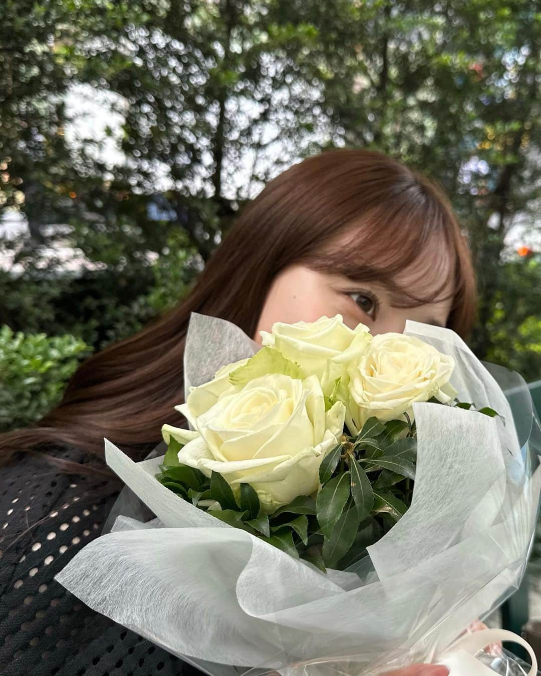 よねいはるかさんのインスタグラム写真 - (よねいはるかInstagram)「5.31 本日26歳を迎えました  いくつになっても、大切にしたい日。 今のわたしであれるのも母をはじめ、たくさんの周りの方々のおかげです。ありがとうございます。  ケーキは毎年決まってキルフェボン。 大好きな苺が贅沢たっぷり🍓で嬉しい (5月生まれでよかった☺️)  薔薇のブーケも素敵.. ✨ 今年も幸せな誕生日を過ごせたことに感謝して明日からまた頑張ります。！  これからもよろしくお願いします♡ dm,ストーリーズまで.. 沢山メッセージありがとうございました😭」5月31日 21時34分 - rabbit____2