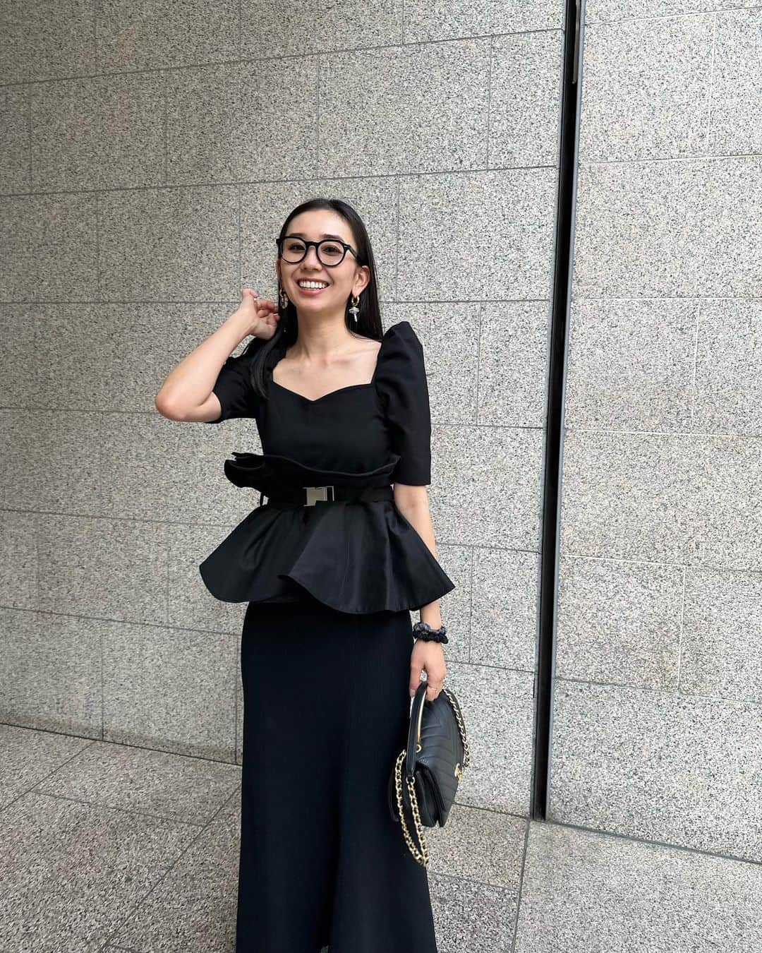 鈴木詩織のインスタグラム：「ここのレモンケーキ好きだなぁ🍋🤍 スタバのレモンフラペチーノを飲もうか悩んでいます😚  この日はワンピースにみえするけど、全部セパレートしているのです✔︎  tops / @hm  skirt / @meri.onlinestore  belt / @labelleetude_official   ラベルエチュードのベルトがニューアイテム🙆🏻‍♀️ 巻くだけで一気にこなれ感が増すのでお気に入りです♡  ⁡  #shiorin_styling#hm#meri#labelleetude#ミリコのミリ活#ラベルエチュード」