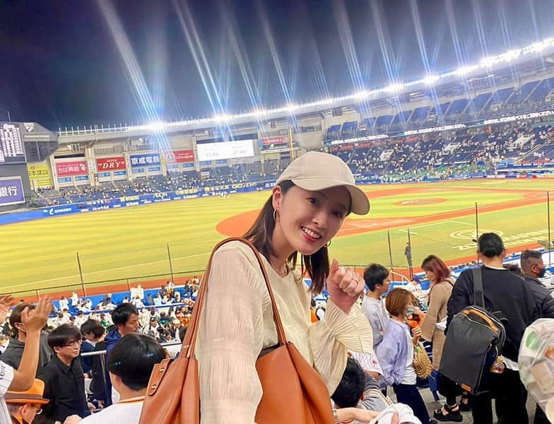 水嶋菜月のインスタグラム：「交流戦が始まりましたね🏟  初日と迷いましたが、2日目が戸郷vsメルセデスと見て即チケット予約！ ZOZOマリンスタジアムへ応援に行ってきました🐰🧡  メルセデス投手はわたしが一軍アナウンスデビューの日の先発投手⚾️その日ジャイアンツを勝利に導いてくれた選手です😍✨(だいすきー!)  ジャイアンツを離れると聞いて寂しかったけど、こうして今も日本の球場で応援できることを嬉しく思います☺️！  試合はいきなり岡選手のホームランから始まり、三塁側は一瞬ザワッとしていましたが、そのあとすぐに新旧キャプテンのHRバトンで歓喜😆🙌 岡本選手はまさかの2発！！！途中追いつかれた時はひやっとしましたが、さすがの４番💪 中田選手も帰ってきたぞー！と聞こえてくるような特大の一発を魅せてくれました✨ 坂本選手もショート2000試合出場記録🎉 おめでとうございます😆✨  なんと言っても今日は、メルセデス投手、ポランコ選手、そして澤村投手の登場に沸きましたー😆🎉✨  澤村投手は残念だったけど、ポランコ選手のホームランも見れたしジャイアンツファンとしてはフルコースでお腹いっぱい🤣 充実の１日でした🌈⚾️  連敗ストップ！ うさほー🐰  #長 #マリンの売り子さんかわいかった #お酒が原液すぎて飲みきれなかった #笑 #giants #交流戦」