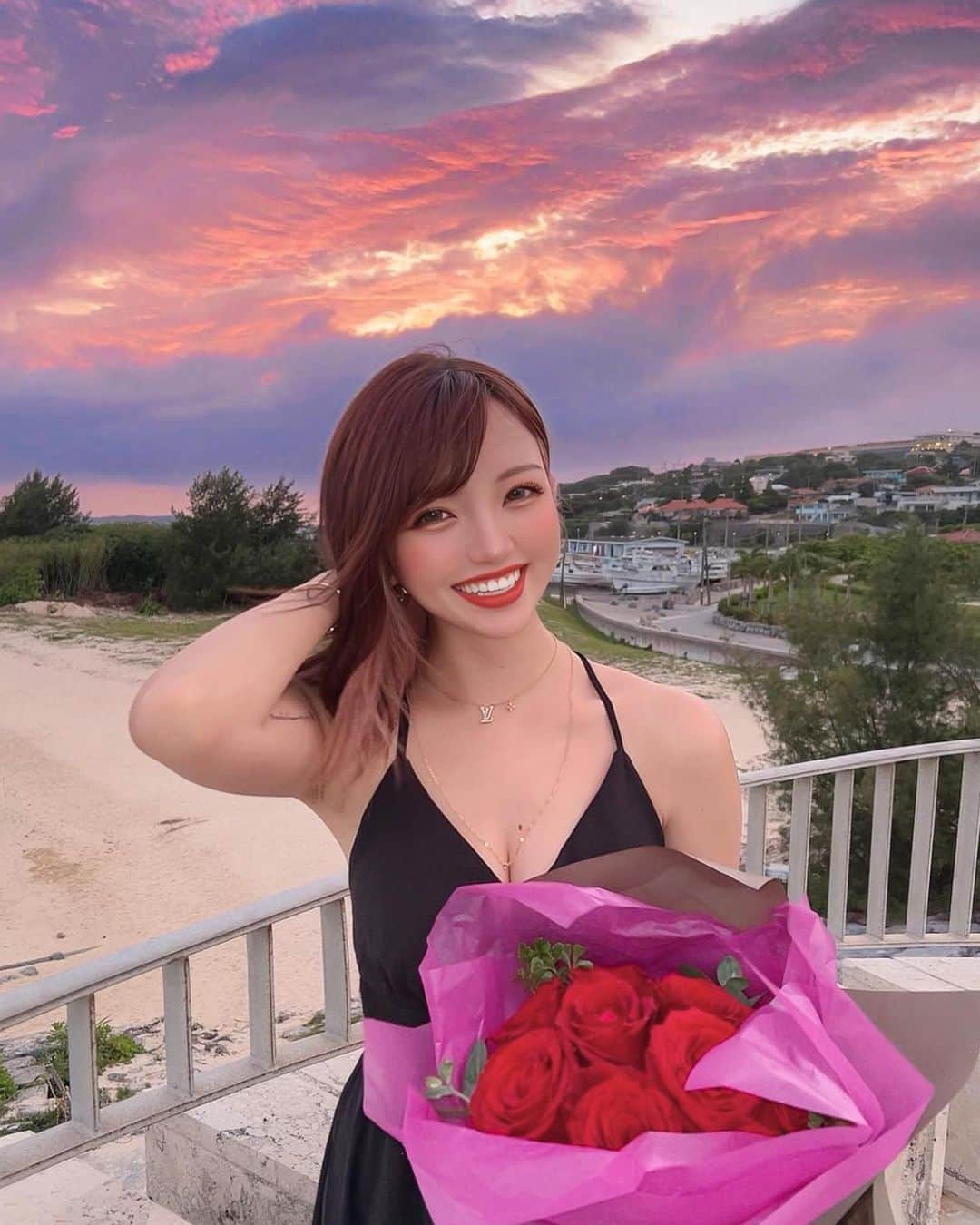 みきでりのインスタグラム：「2023年5月30日🕊𓂃𓈒 𓂂𓏸 私の28歳のお誕生日であり、 4年4ヶ月付き合った彼が プロポーズをしてくれた日に🌹💍˖ ࣪⊹  大好きな沖縄の古宇利島が 2人の特別な場所になりました🐬🧡  台風2号🌪️が接近中なのにも関わらず 奇跡的にどんより空に綺麗な夕陽が現れたよ✨ いろいろハプニングもあったけど、 より記憶に残ると言う点で、結果オーライ◎笑  正直まだまだ実感は湧いてない…！笑 今の私はまだ未熟な人間なので 将来に向けてもっと頑張りたい⸜( ˶'ᵕ'˶)⸝♡  書きたいことはたくさんあるけど、 今回はひとまずこの辺で……🤭💭✨  まさき、頑張って気持ちを伝えてくれて ありがとうね〜〜(⸝⸝o̴̶̷̥᷄ ̫ o̴̶̷̥᷅⸝⸝)🩵🩵 普段から気持ちを言葉にするのが 得意な方ではない正輝が一生懸命に手紙を 読んでくれてる姿はきっと忘れない🤣爆笑 貰った言葉はずっとずっと大切にするよ💌 ̖́-  それから、事前に相談してたらしい 正輝の友達、家族、仕事の方々も感謝です🙏💫 予想以上に知ってた人がいて (25人とか!?友達多すぎわろた)  後から聞いてめっちゃびっくりしたし、 みんな知らないふりが上手すぎるぅ〜🫨ww  そして、日頃から私たちのことを 応援してくださっているフォロワーの 皆様も本当にありがとうございます🤝💗˖ ࣪⊹ カップルとして応援してもらえるのは 決して当たり前のことではないので とても感謝しております🥺✨✨  今の私たちがあるのは 周りのサポートのおかげだと感じてます。 どうぞこれからも2人のことを よろしくお願い致します🏹🤍🪽  - Mikidelicious 🩵🫧 ㅤ ㅤ ㅤ ㅤ ㅤ ㅤㅤ ㅤ #isaidyes #engaged #💍 #プロポーズ #婚約 #沖縄 #古宇利島」