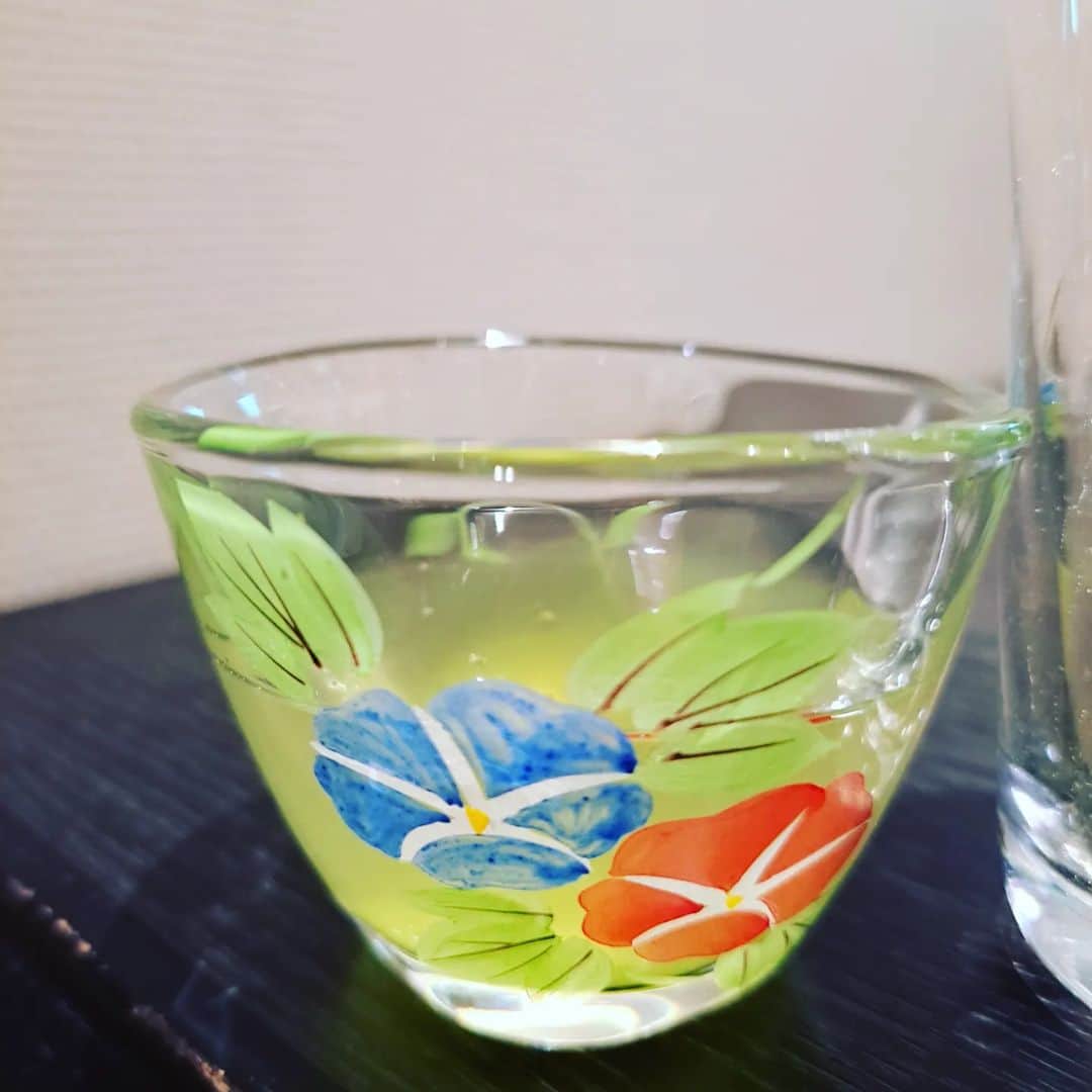 のインスタグラム：「お茶が好きだ～🌠大好きな日本茶カフェでは、水出しの玉露をウェルカムティーとして提供してくれます。😃⤴️⤴️サイコーです。器も可愛い❤️ #日本茶　#日本茶カフェ#福寿園　#茶房　#谷口キヨコ　#キヨピー　#玉露　#水出し玉露」