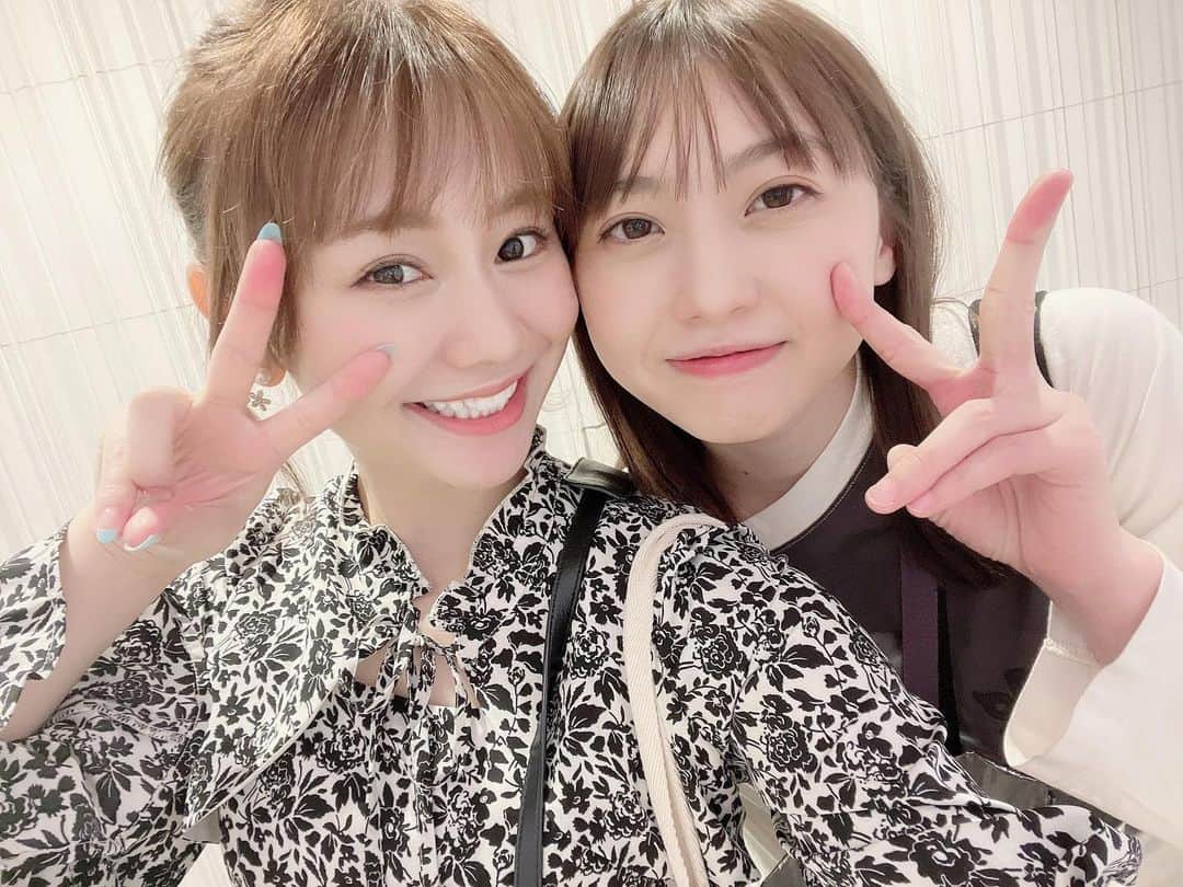 のインスタグラム：「* 一個前の投稿の正解は、、、 ゆりあさんでした☺️🩵🩵 約1年ぶりくらいに会って… こんなに会えてないのは初めて🥹  ずっとずっーと、1番大好きな先輩！  またすぐ会うもん🫶🏻  ※何年経っても写真撮る時緊張してるし、会う時も緊張してる自分😇」