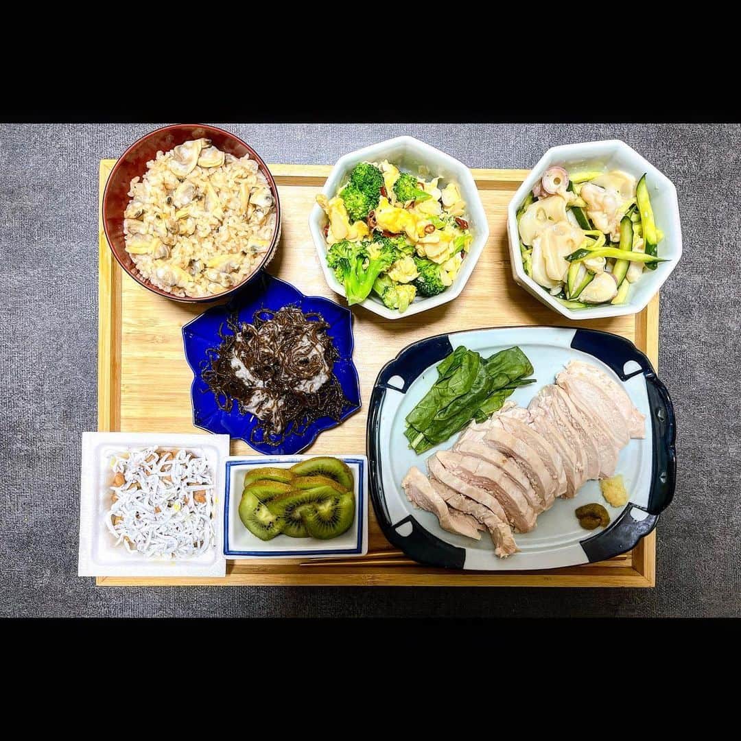 千綿勇平さんのインスタグラム写真 - (千綿勇平Instagram)「自炊。健康食。  皆さんの晩ごはんは何でしたか？  #あさり玄米 #卵とブロッコリーのガーリックソテー #水タコときゅうりのポン酢和え #しらす納豆 #とろろもずく #鶏ハム #キウイ #久々の#ちわ飯」5月31日 21時29分 - yuhei_chiwata