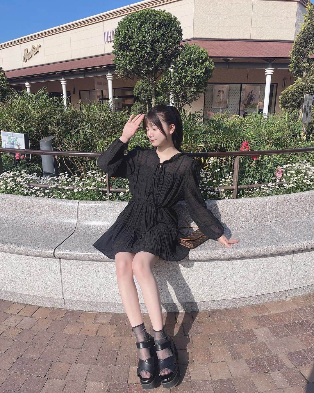 のインスタグラム：「・ いいお天気だった⸝⸝☀️´- ・ ・ ・ #ワンピースコーデ #ワンピース #ブラックコーデ #ポニーテール #るねちょ #堀越琉音 #jk #jkブランド #jkの素敵な思い出 #ljk #05」