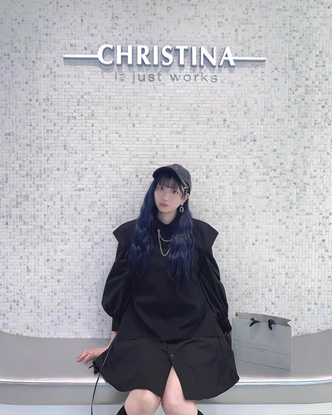 アリスムカイデのインスタグラム：「バイバイ５月 お誕生日直前にスペシャルメンテナンスをしていただきました  @christinajapan @christinajapan_store  本来は販売専門店舗なのですが、特別にトリートメント体験を ということで写真は術後のすっぴんです 効果は満点のもちもちちゅるちゅるすっきりぱっちり  お肌の様子に合わせてご使用くださったラインは"内側から土台にアプローチし、くすみやターンオーバー促進・ニキビ・毛穴ケアに効果的な『BIOPHYTO』"  そして個人的に興味を持ったのが"潤いを高め保護しながら、乾燥から守り、質感を保ち、コンディションを整える薔薇処方のスキンケア『MUSE』"  両方のアイテムをバランスよくお迎えして、おうちでも香りやテクスチャに癒されながら毎晩ケアをしています  年を重ねるほどにより美しくなりたいです  お店もキラキラでとっても素敵なので、お近くにお寄りの際はぜひ足を運んで自分の新しいトキメキを見つけてきてください  天才ひとみん @he_to_mean おすすめありがとう」