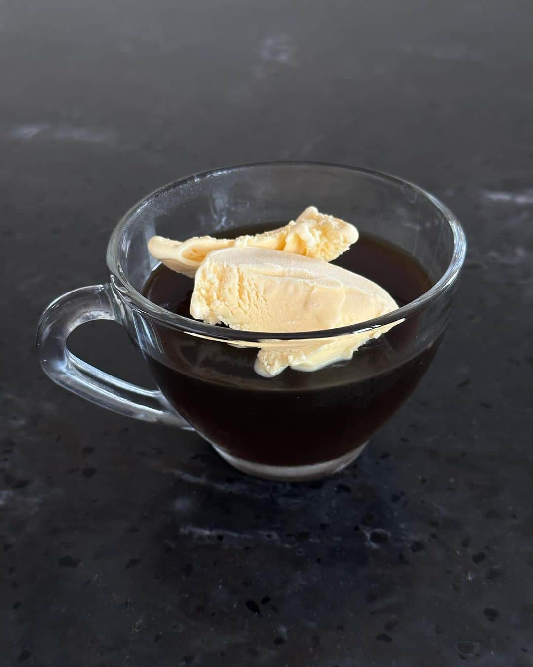 吉竹美聡のインスタグラム：「☕️コーヒーゼリー作った🍨🩷❄️ ( ゼラチン混ぜるだけ」