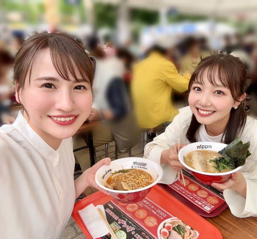 福永裕梨のインスタグラム：「札幌ラーメンショー2023🍜 ⠀  多田ちゃんと🐶🧡  ちゃんと罪悪感を胸に抱きながら お腹いっぱい食べてきました😋 外で食べるラーメン美味しすぎるなぁ。 ⠀  帰り際にライラックと写真📸 ライラックを愛でてる感じ出してみたら 多田ちゃんに「ゆりさん花食べるんですか？😀」 と言われました。さすがに花は食べません😀💐  #札幌ラーメンショー2023 #ラーメン #🍜 #大通公園 #ライラックまつり #ライラック #気持ちの上では常にダイエット #ラーメン食べても花は食べへんやで💐 #よく見ると円皮鍼（笑） #何でも付き合ってくれる多田ちゃん #いつもありがとう🤣 #HTB #アナウンサー #福永裕梨」