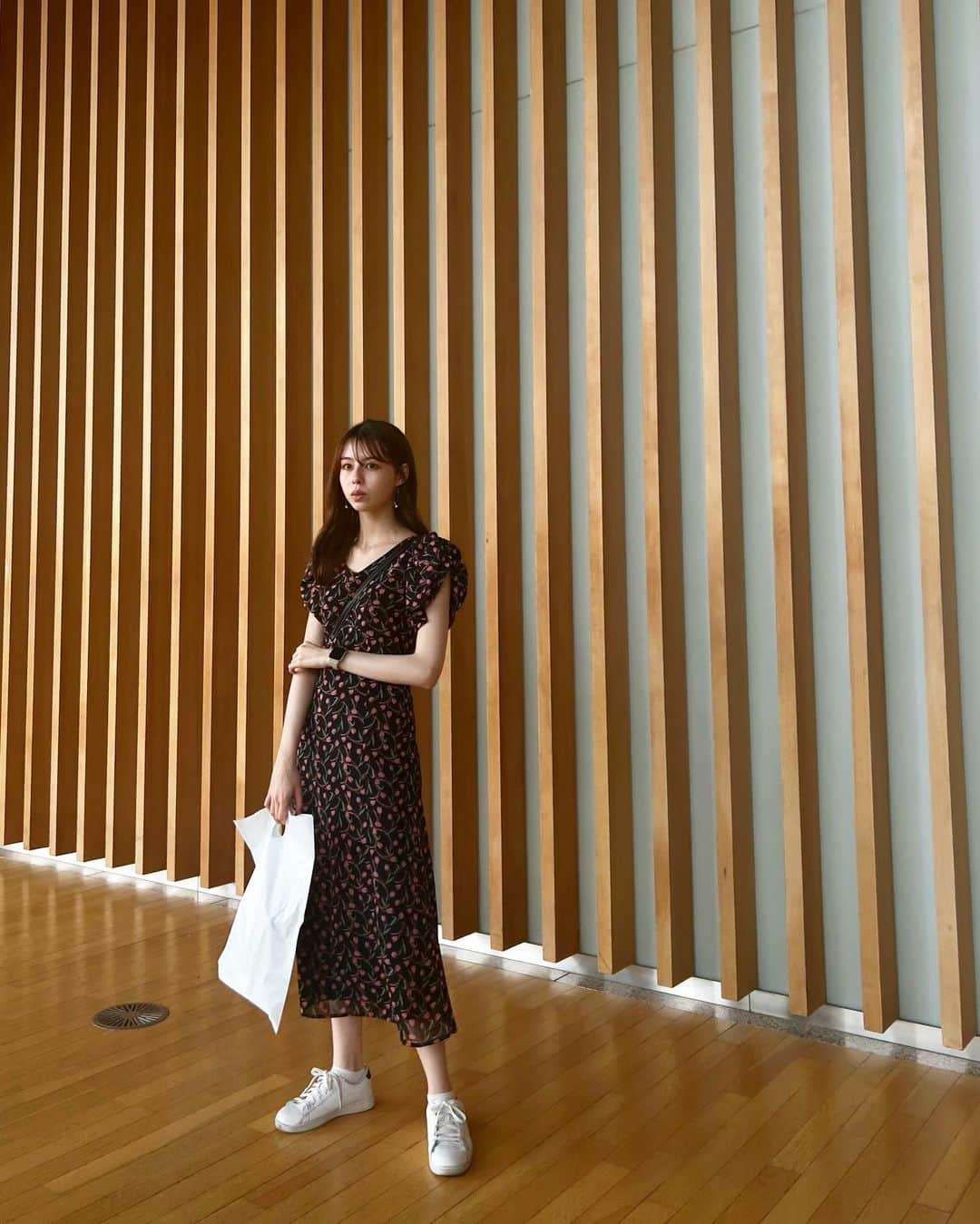 マイヤーズ江玲奈のインスタグラム：「私服  Dress @tocco_closet  Shoes @gap  Bag @dianashoespress   トッコクローゼットさんに頂いたワンピース、楽ちんだしスタイル盛れるし、大好きなチューリップだからヘビロテ🌷❤︎  #私服 #トッコクローゼット #toccocloset #ワンピースコーデ #ワンピース #骨格ウェーブ #骨格ウェーブコーデ #ウェーブ #高身長コーデ #高身長女子 #167cmコーデ #花柄ワンピース #スニーカー #スニーカー女子 #スニーカーコーデ」