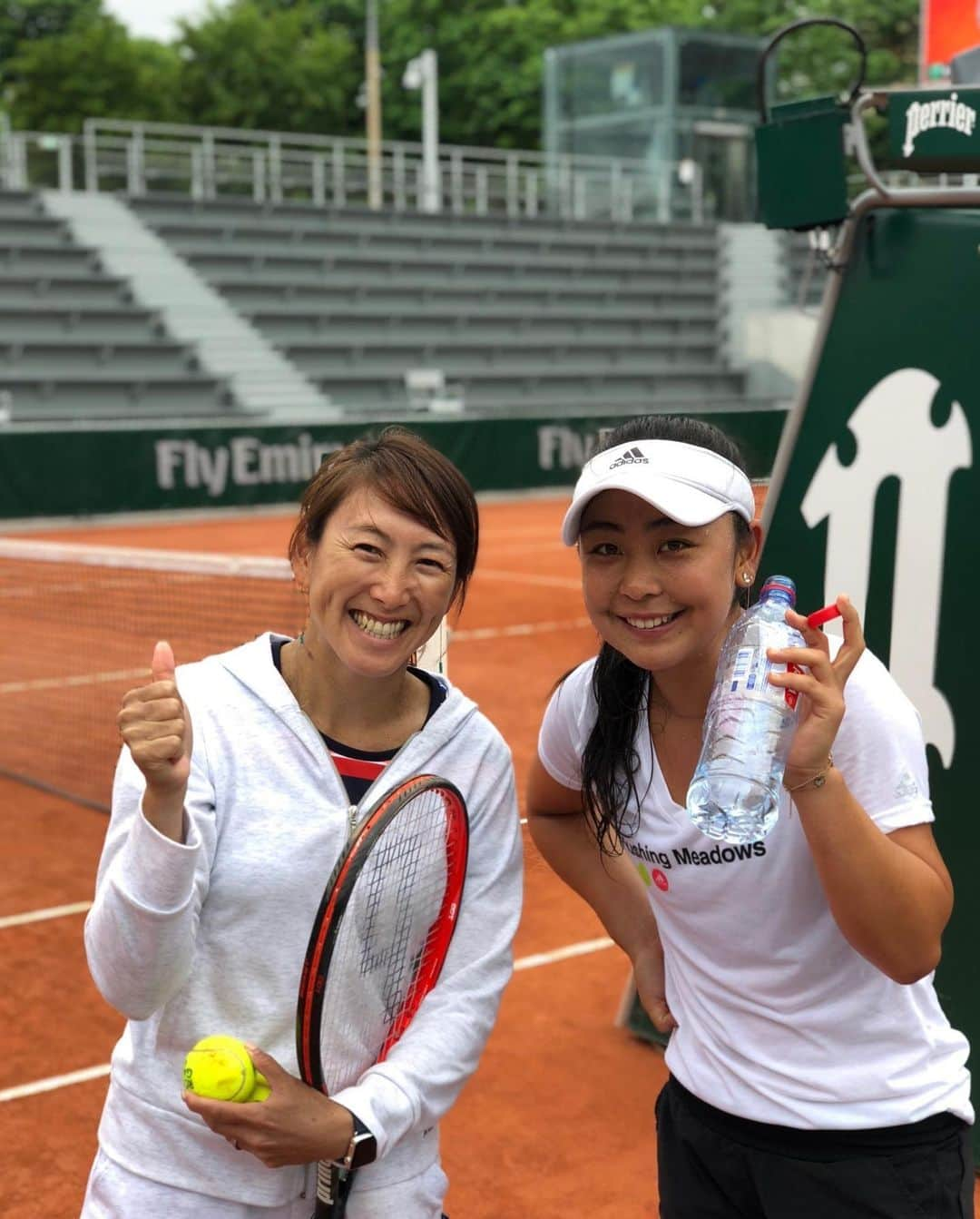 杉山愛のインスタグラム：「写真は絵莉のコーチとして帯同した2018年のものです🎾 この時は全仏オープン女子ダブルス準優勝🥈 第1シードのクレイチコバ・シニアコバに惜しくも敗れました。  本日、全仏オープン女子ダブルス1回戦✨ そのリベンジを果たしましたーーっ‼️第1シード相手に最後まで強気で攻めきり💪素晴らしい内容で勝ち切りました😆😆😆 この勢いでいっちゃおーーーーっ⤴️⤴️  #全仏オープン2023 #rolandgarros  #女子ダブルス #womensdoubles  #1回戦勝利 #いくぞー #いっちゃおー」