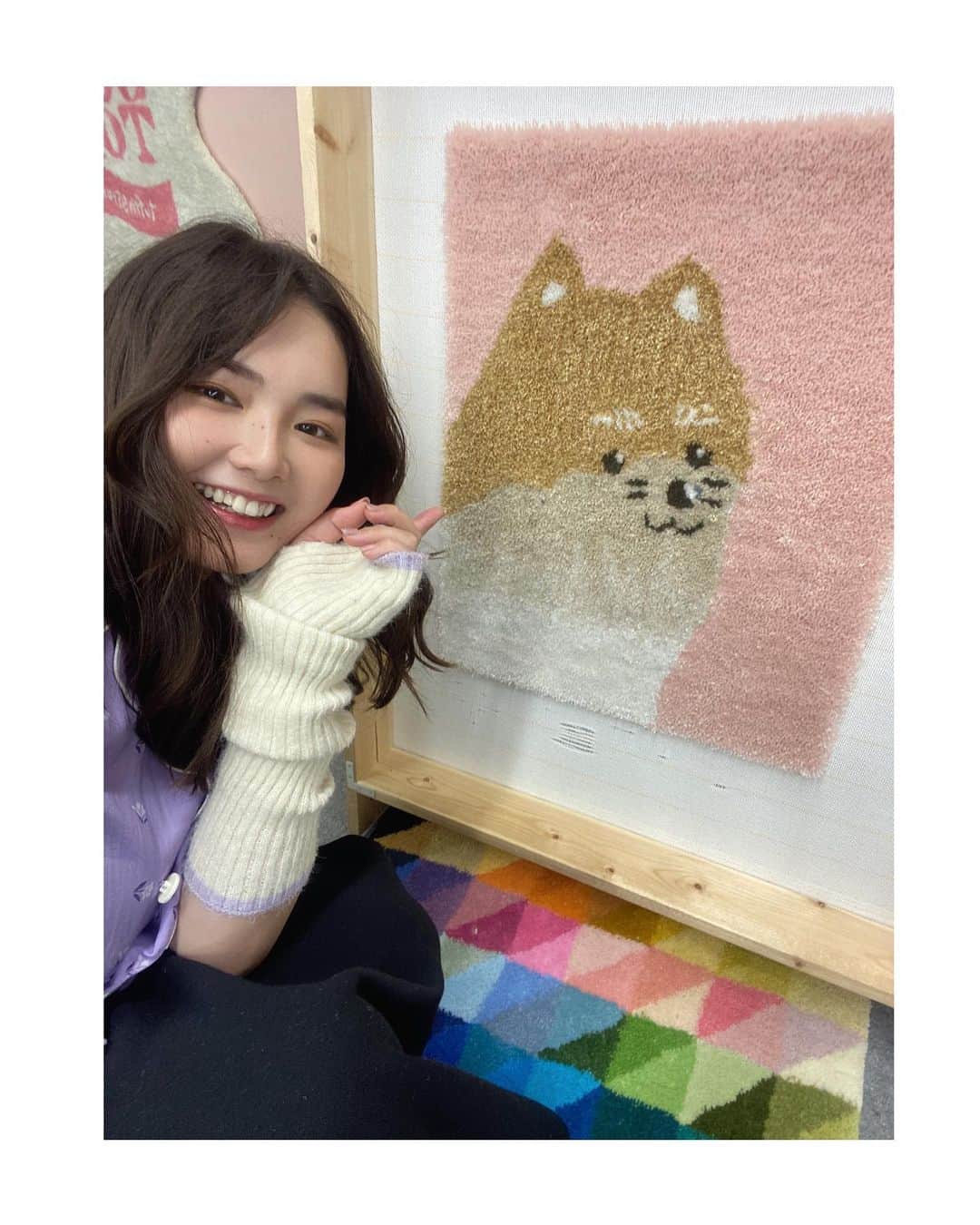 箭内夢菜のインスタグラム：「🐕  本日アップされたYouTubeの企画で ずっとやってみたかった、タフティングを体験させて頂きました〜♡  デザインは、箭内家のアイドル ちゃむにしました🐶  元の写真が3枚目です笑  ちょっとコツがいる部分もあるけど、段々完成に近づいていくのが嬉しくてすっごく楽しかったです🥰  鼻にホコリついてても全く気づかない ちょっとおバカなちゃむは わが家の宝物です♡(飼い主に似てちょっとどころじゃないけど)   @soratobu_rug さん ありがとうございました︎*ﾟ   #soratobu」