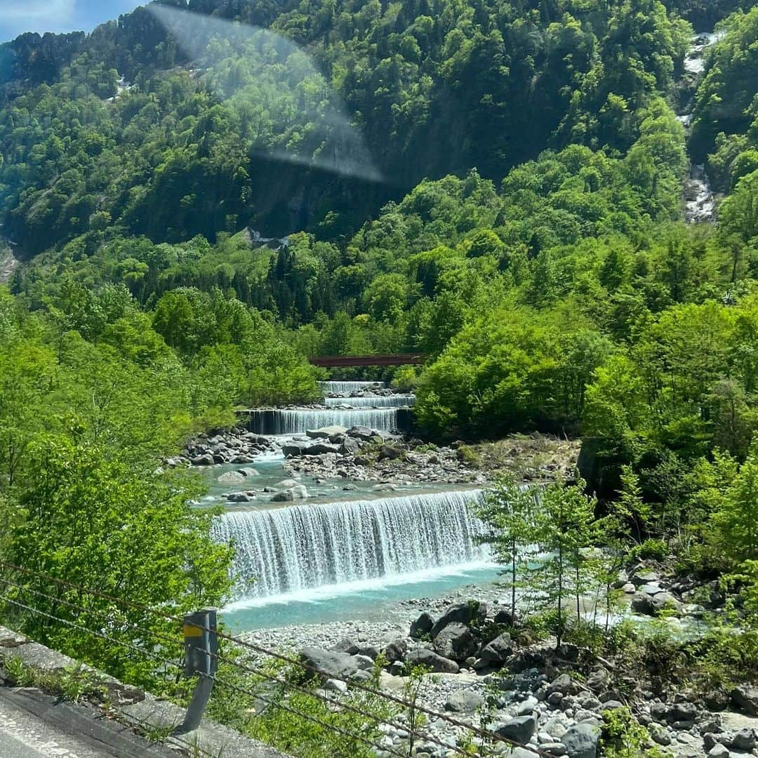 西野実見のインスタグラム：「. ネイチャーラブ🌿🏞️🪽  ５月は様々なとこ行って良い空気をたっぷり吸えた〜！ 呼吸しやすくて穏やかな場所が好き＾＾  皆さん今年のGWは何して過ごしましたか？  これから梅雨の時期だけど気分までどんよりしないように 楽しみな予定沢山入れて気分上げていこっと❣️」