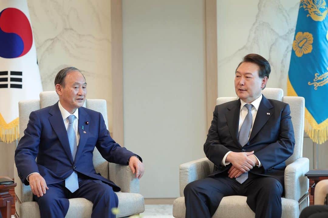 菅義偉さんのインスタグラム写真 - (菅義偉Instagram)「本日、日韓議連会長として初めて韓国を訪問し、ユン大統領と面会いたしました。 面会では、日韓議連として、両国の関係の更なる発展に尽力することをお伝えするとともに、人的交流の拡大や北朝鮮問題での日韓米の戦略的連携の強化といった諸課題について、有意義な意見交換を行うことができました。」5月31日 21時45分 - suga.yoshihide