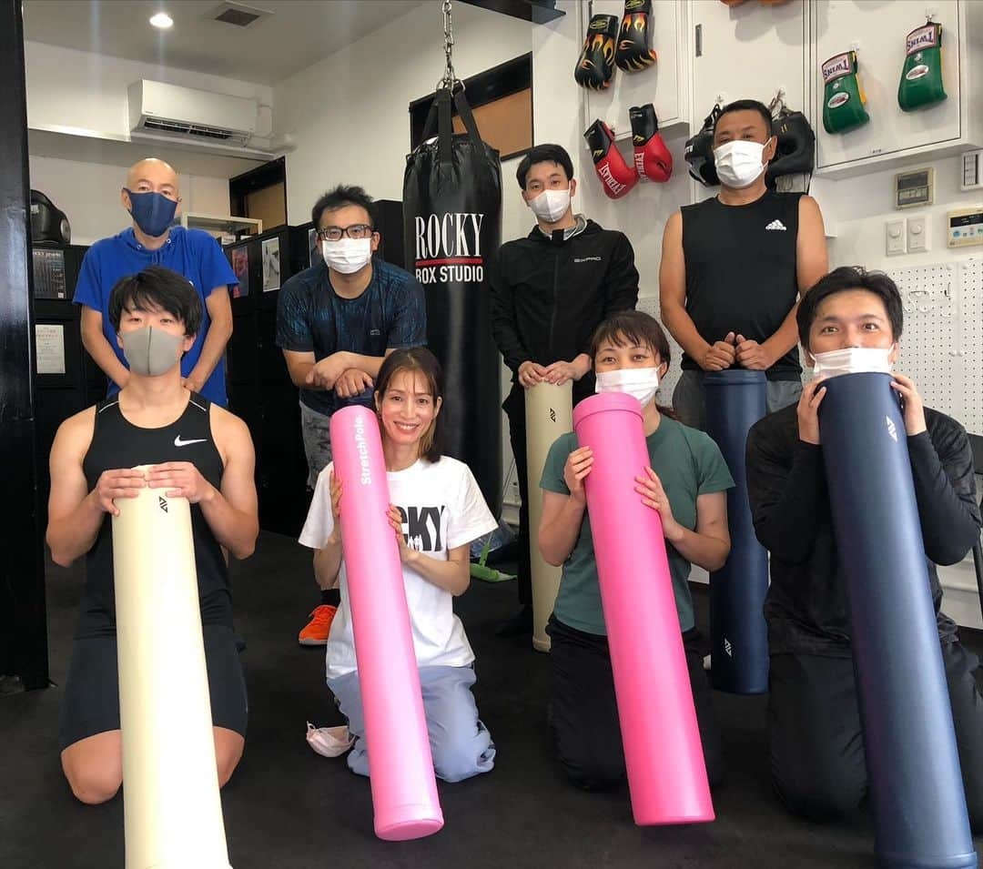 佐藤弥生さんのインスタグラム写真 - (佐藤弥生Instagram)「🥊コアコン 医療現場や、リハビリにも使われているストレッチポール🤍 以前、寝る前に腰痛の悩みがありましたが今では全く無くなりました‼️ 今は体がカタイのが悩み😩 今期は柔軟力をつけよう♪ 頭も心も体も〜🩵 レッスン後は、タンパク質を気を付けた献立です‼️おウチで作るアジフライが大好き〜❣️ #コアコン#コアコンディショニング#インナーユニット#少人数制#やよトレ#やよコア#ボクシングジム#ボクシング#ダイエット#元ボクシング日本チャンピオン#体幹トレーニング#姿勢改善 #美姿勢#寝たままエクササイズ#セルフコンディショニング#ストレッチポール#術後ストレッチ#ロッキー接骨院#boxingtraining#🥊#弥生日和#パーソナルトレーニング#出張パーソナル#栄養相談#栄養士」5月31日 21時52分 - yayoyayo_s