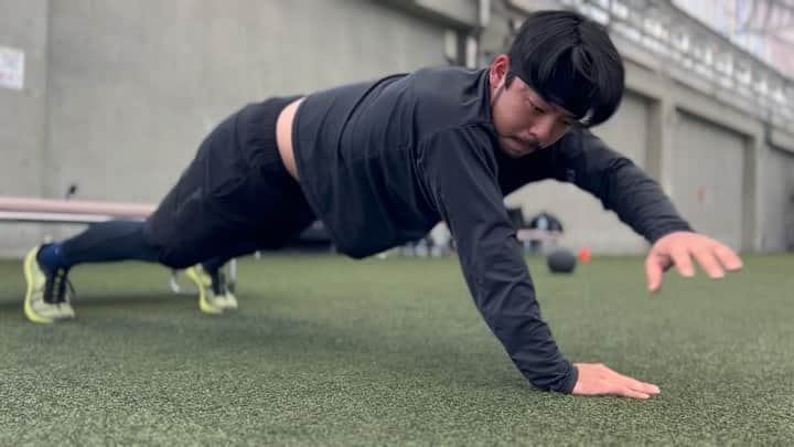 中野崇のインスタグラム：「プロ野球ピッチャーの肩甲骨・体幹のトレーニング。 片腕支持のフェーズでの動きがけっこうポイントです。 @tak.nakano ◁他の投稿はコチラ  #本田圭佑 #西武ライオンズ #才木浩人 #阪神タイガース #自主トレ #プロ野球 #ピッチャートレーニング #投手トレーニング #肩甲骨トレーニング #JARTA #身体操作 #中野崇 #JARTAトレーニング #フィジカルコーチ #スポーツトレーナー #トレーニング #パフォーマンスアップ」