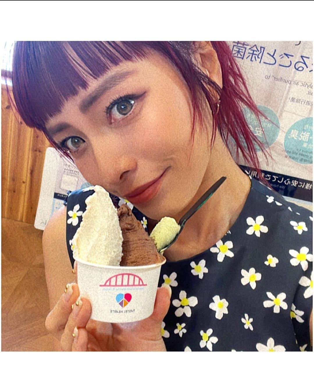 のインスタグラム：「ビーチの後におすすめしてもらったジェラート屋さんへ。  たくさん種類があって優柔不断炸裂。笑 チョコ好きとしてはやっぱりチョコは選びたいんだよねー。 なので、わたしのチョイスは、”チョコレート”と”黒糖ミルク”。 ワンスプーン味見させてもらえるのを”くわ茶”に。  @nanako_happiness75 ちゃんが”マンゴー”と”カラキ”にしていてこちらも味見させてもらったけど、マンゴーも甘すぎずで、カラキもシナモン風味の大人味で美味しかったーっ。  その時によって違うフレイバーだったりするみたいだから、またそれも行く楽しみになるね。  お店の隣では、おじぃがお世話している小さなヤギさんたちがたくさん。 まだ生まれて２ヶ月の子ヤギちゃんがとっても可愛くて癒された。  なにより、ヤギさんたちをすんごく可愛がってお世話しているおじぃに癒されたね。  島の人の温かさが沁みました。  瀬底島に行った際は是非だよ。 中々行けない方も通販できるみたいだからインスタチェックしてみてね。  @pastel_hearts_sesoko_island   営業時間　10:00〜17:00 電話番号　0980-43-6996 〒905-0227 沖縄県国頭郡本部町字瀬底島433  #瀬底島 #瀬底大橋 #瀬底島カフェ #瀬底島グルメ #沖縄ジェラート #沖縄スイーツ #本部スイーツ #本部カフェ #沖縄旅行 #沖縄好き #スイーツ #スイーツ好き」