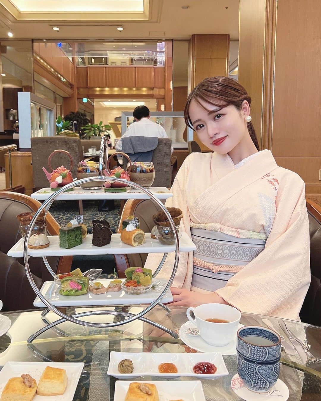 Isakoさんのインスタグラム写真 - (IsakoInstagram)「母のお着物を着て👘💕 Afternoon Tea 🍵 at @royalparkhotel.tokyo  　 この間、お姉ちゃん @p.yopppikooo に実家から 持ってきてもらったお着物シリーズその2☺️💕← 　  　 お着物を着て楽しみにしていた  @royalparkhotel.tokyo さんの ほうじ茶アフタヌーンティーをいただきました🥹💕 @yuuka.2828 ちゃんのお誕生日のお祝いも🥂 　  ロイヤルパークホテルさんのアフタヌーンティー、 一つ一つのスイーツが美味しくて大好きなの🫶 　 ご馳走様でした💕  7月の浴衣宿泊プランもお邪魔したいな👘💐 　 　 　  #着物#着物ヘア#着物女子#着物コーディネート#アフタヌーンティー#アフタヌーンティーセット#アフタヌーンティー巡り#ヌン活#ロイヤルパークホテル#ほうじ茶#afternoontea」5月31日 21時48分 - ichaaako