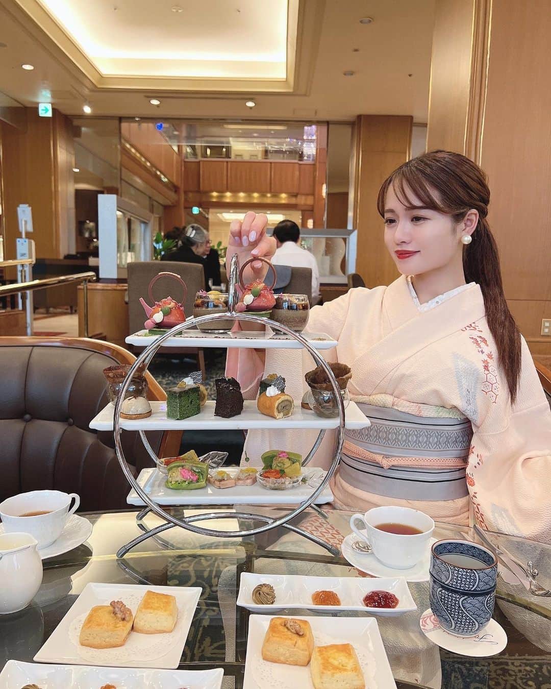 Isakoさんのインスタグラム写真 - (IsakoInstagram)「母のお着物を着て👘💕 Afternoon Tea 🍵 at @royalparkhotel.tokyo  　 この間、お姉ちゃん @p.yopppikooo に実家から 持ってきてもらったお着物シリーズその2☺️💕← 　  　 お着物を着て楽しみにしていた  @royalparkhotel.tokyo さんの ほうじ茶アフタヌーンティーをいただきました🥹💕 @yuuka.2828 ちゃんのお誕生日のお祝いも🥂 　  ロイヤルパークホテルさんのアフタヌーンティー、 一つ一つのスイーツが美味しくて大好きなの🫶 　 ご馳走様でした💕  7月の浴衣宿泊プランもお邪魔したいな👘💐 　 　 　  #着物#着物ヘア#着物女子#着物コーディネート#アフタヌーンティー#アフタヌーンティーセット#アフタヌーンティー巡り#ヌン活#ロイヤルパークホテル#ほうじ茶#afternoontea」5月31日 21時48分 - ichaaako