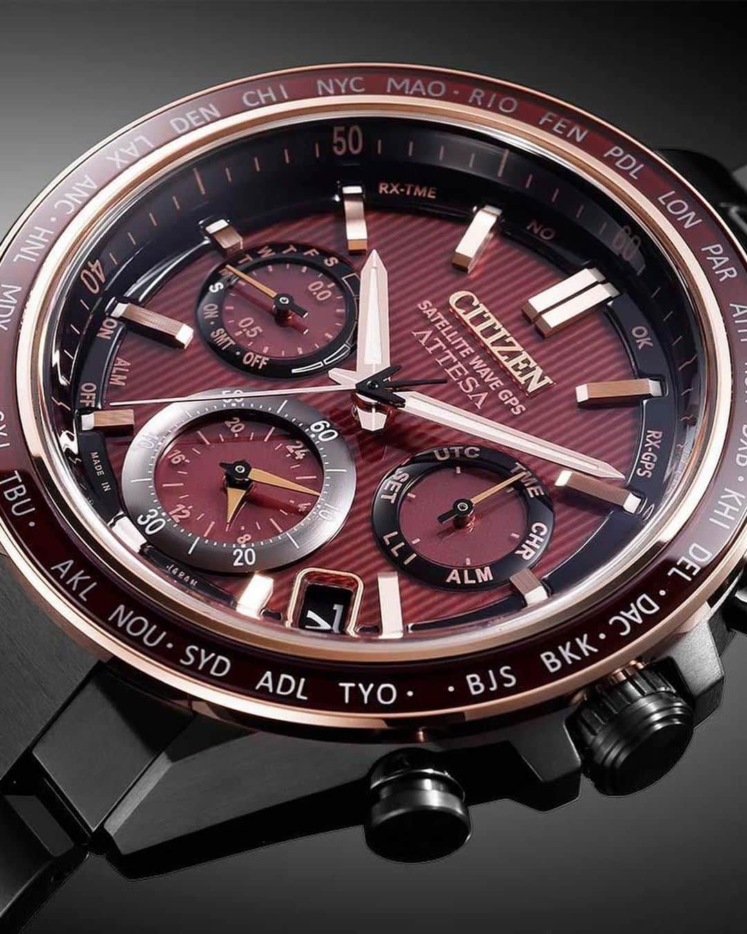 NAKANIWA WISPさんのインスタグラム写真 - (NAKANIWA WISPInstagram)「6月15日に発売されるシチズンの新作腕時計、「CITIZEN ATTESA」のAct Lineから「Power of Antares」CC4056-62Wの予約受付中です。 この腕時計は、さそり座の一等星アンタレスをモチーフにした赤い限定モデルで、世界限定1,200本のみの販売となります。  このモデルは、サファイアガラスのベゼルと光沢のあるストライプパターンのダイヤルが特徴的。 これらは全てダークレッドで仕上げられており、針やインデックス、ベゼルエッジはピンクゴールドカラーでとても優雅な雰囲気を演出しています。  ケースとブレスレットは耐久性の高いデュラテクトDLCでブラックに仕上げられたスーパーチタニウム製。 裏蓋にはさそりのシルエットが刻印されています。  この新作は、エコ・ドライブGPS衛星電波時計の最上位ムーブメント「F950」を搭載。衛星電波受信機能、位置情報取得機能、自動時刻受信機能を備えています。 また、ワールドタイムや2都市の時刻を同時表示するデュアルタイム、1/20秒クロノグラフ、アラーム、パーペチュアルカレンダー、充電残量表示機能、発電量を7段階で表示するライトレベルインディケーターなどを搭載するフルスペックモデルとなっています。  さらに、衝撃検知機能、針自動補正機能を統合した「パーフェックス」機能や夜光塗料塗布の針とインデックス、防水性能は10気圧防水と、ユーザビリティにも優れています。  皆様からのご予約を心よりお待ちしております。  ■DATA CITIZEN ATTESA Power of Antares 型番：CC4056-62W 定価：￥286,000- 世界限定1,200本 ケース/バンド素材：スーパーチタニウム（デュラテクトDLC・ピンク） ガラス：デュアル球面サファイアガラス（クラリティ・コーティング） ケース径：44.6mm ケース厚み：15.4mm  ■ Inquiry NAKANIWA WATCH 4-10-3 Minamisenba, Chuo-ku, Osaka-shi, 542-0081 TEL: 06-6251-7573 Open from 11:00 to 18:30 Closed on Wednesdays LINE ID: @910caqbg  #NAKANIWA #NAKANIWAWATCH #仲庭時計店 #CITIZEN #シチズン #ATTESA #アテッサ #Antares #アンタレス #Miro #ミロ #黄金聖闘 #osakaWATCH #大阪腕時計 #南船場 #心斎橋」5月31日 21時48分 - nakaniwawatch