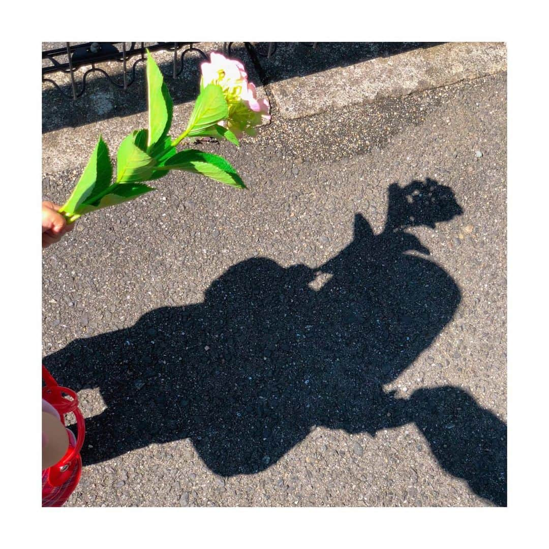 川添りなさんのインスタグラム写真 - (川添りなInstagram)「✋🍒  娘とお散歩~ 小さいお手手が愛おしいです🥺💗 何か見つけたらすぐママに見せてくれる娘ちゃん☺️ たまに変な虫とかゾワッてする物を渡してくるからびっくりする時もあるけど🤣笑 それも、可愛いです🫶  #娘の投稿多め #娘とデート」5月31日 21時49分 - zorina_522