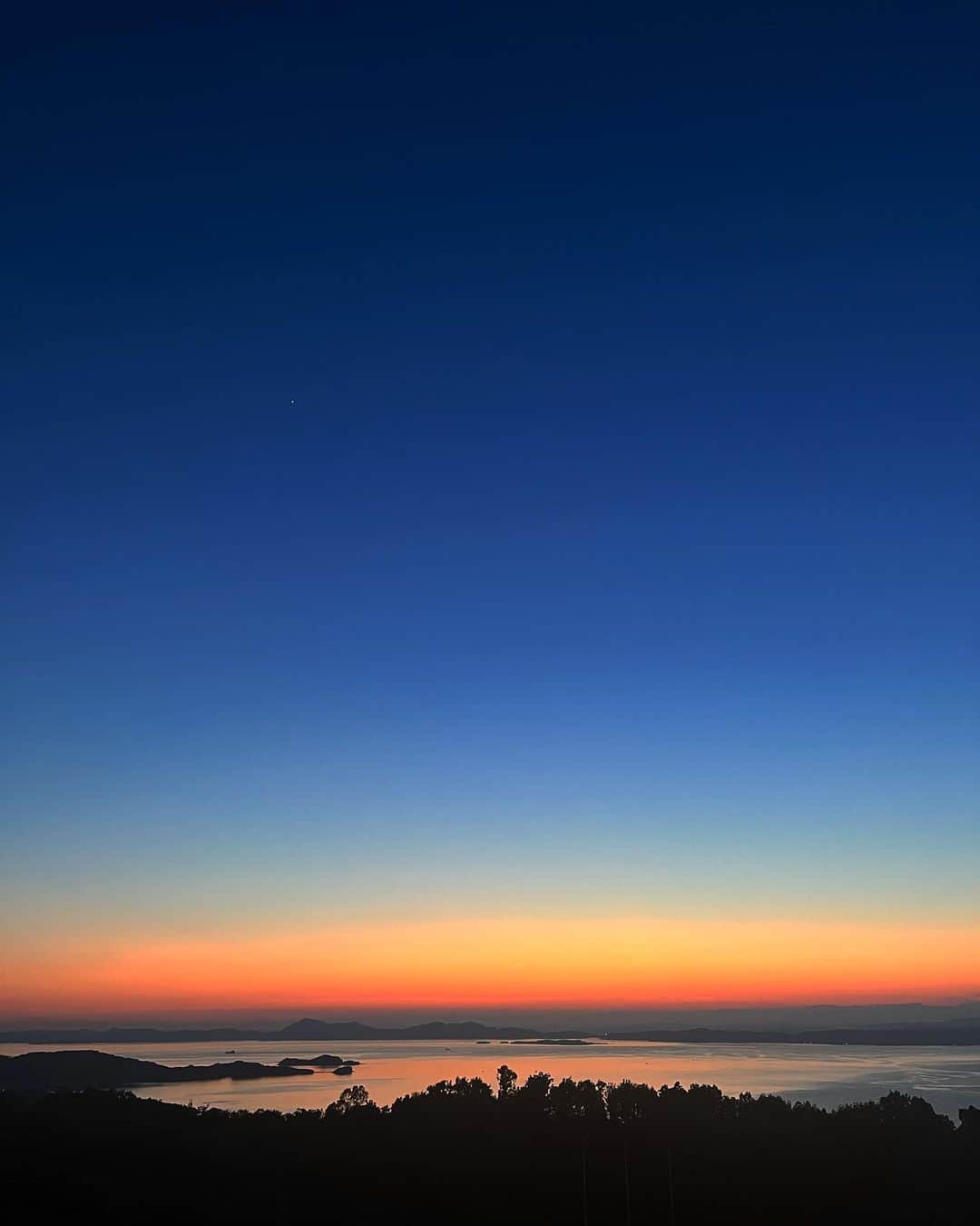 リゾートホテルオリビアン小豆島さんのインスタグラム写真 - (リゾートホテルオリビアン小豆島Instagram)「. 本日19時40分ごろの空です。  地平線と空との間にかすかなオレンジ色が残り、空が濃い青色に染まる、日没から30〜40分のこの時間帯を「ブルーアワー」と呼ぶそうです。  日が沈んだ後、その余韻を残しながらも、ゆっくりと夜を迎えにいくこの瞬間。幻想的で美しく、夕焼け空とはまた違った郷愁を感じさせてくれますね。  小さくもしっかりと輝きを放つ一番星を探してみてください。  「Green Harmony～自然と人を繋ぐ～」 ★━━━━━━━━━━━━━━━━━━★  2021年7月にリブランドした当ホテルでは、 自然と人とが融合する世界観でサービスを提供して参ります。 ★━━━━━━━━━━━━━━━━━━★  #オリビアン小豆島夕陽ヶ丘ホテル　#oliveanshodoshima #shodoshima #オリビアン小豆島　#小豆島　#香川県 #香川県観光　#小豆島観光　#香川旅行　#小豆島旅行　#島旅　#瀬戸内　#setouchi #ブルーアワー #ブルーアワーの空 #ブルーモーメント #マジックアワー #マジックアワーの空 #幻想的な風景 #原風景 #一番星」5月31日 21時49分 - olivean_shodoshima