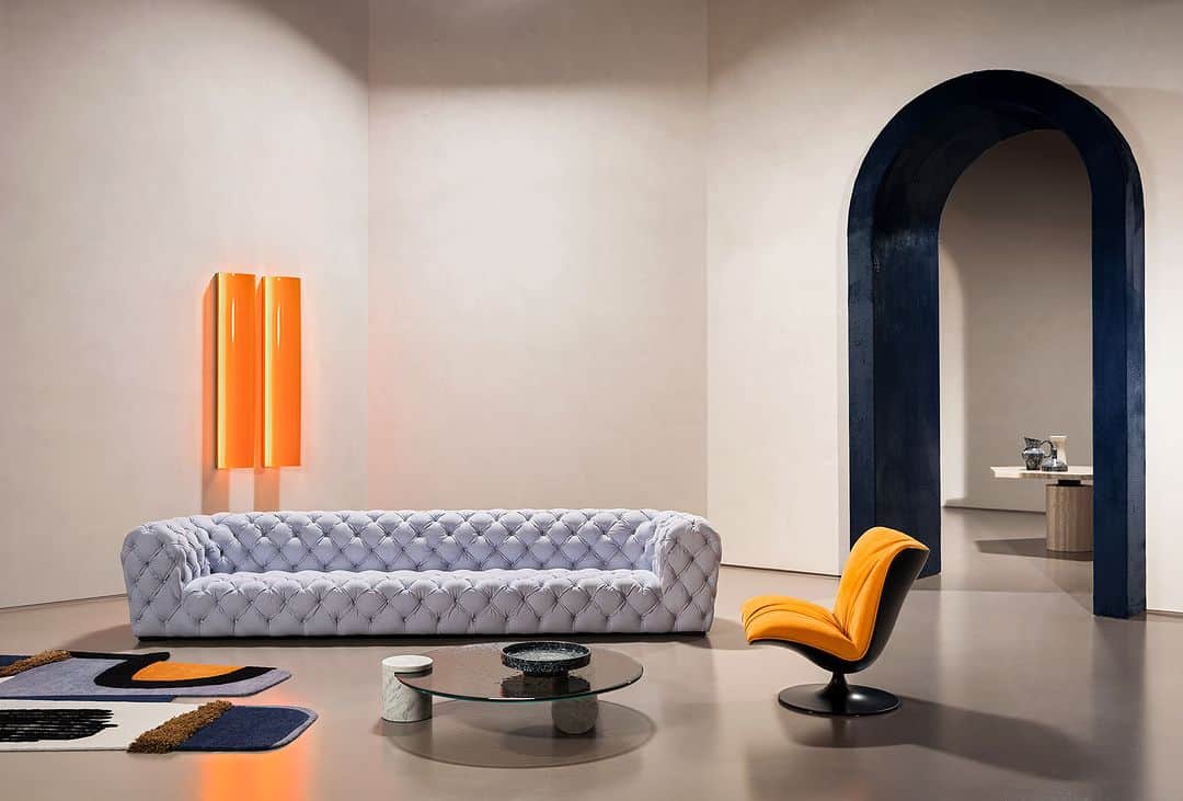 Baxter Japan / バクスター ジャパンのインスタグラム：「【 Baxter's Living Room 】  シンプルでありながらも、 計算されたパーフェクトなシェイプが、見る人をハッとさせる Baxterのアイコン的ソファ「CHESTER MOON」を用いた リビングシーンをご紹介いたします。  SOFA：CHESTER MOON ARMCHAIR：MARILYN COFFEE TABLE：VERRE PARTICULIER RUG：HIMANI  【 Baxter Tokyo 】 東京都港区南青山4-18-16 フォレストヒルズ WESTWING B1F Tel：03-5413-8913　Mail：info@omobito.jp Store : 11:00～18:00 (※水曜日のみ事前予約制)  . . .  #baxter #baxtercinema #baxtermadeinitaly #baxterjapan #baxtertokyo #leather #interior #interiordesign #interiorstyling #furniture #lifestyle #design #バクスター #バクスタージャパン #インテリア #家具 #インテリアデザイン #レイアウト #ライフスタイル #デザイン #リビング #ソファ #チェア #テーブル #レザー #ヌバック #豊かな暮らし」
