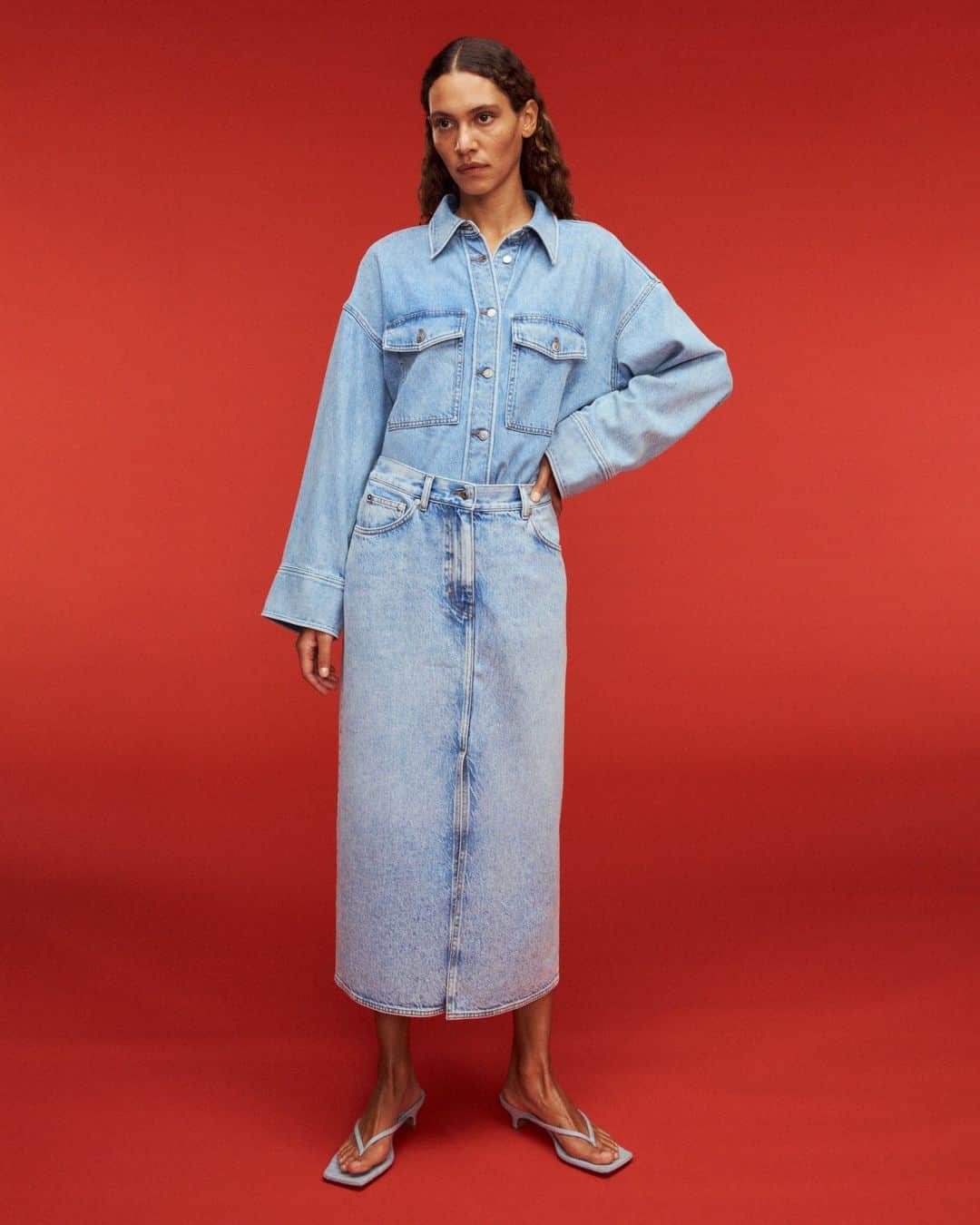 ARKETさんのインスタグラム写真 - (ARKETInstagram)「Back in stock - our Denim Skirt in washed blue. This denim skirt is cut at a mid length and detailed with a front slit. A classic 5-pocket style with a regular waist, belt loops and a zip fly: link in bio. - Our Denim Shirt is coming back in stock in the near future. - #ARKET」5月31日 22時00分 - arketofficial