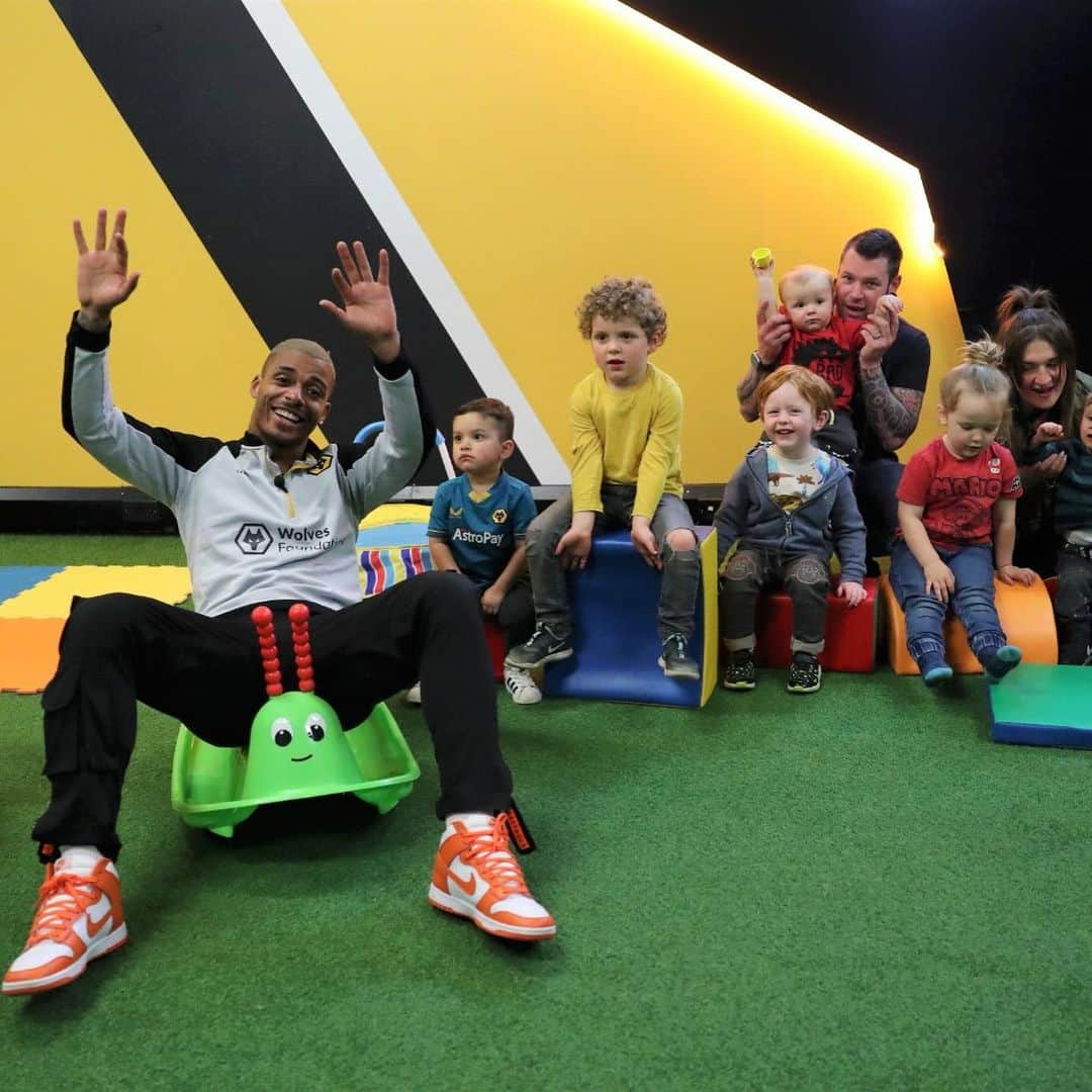 マリオ・レミナのインスタグラム：「#HealthyGoals fun with @lemsm13 🤪  The @wolves midfielder joined children and families for a fun-packed session at Molineux! 🧩」