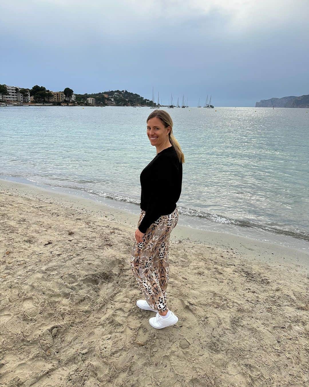 アンジェリーク・ケルバーのインスタグラム：「Not in Paris, but I'm still having fun on sand these days 😅 @rolandgarros」