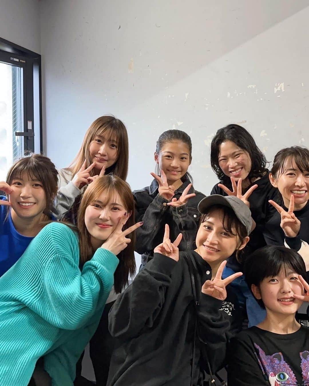 藤井奈々のインスタグラム：「いよいよ、 明日、舞台「絶叫」初日です！  想いが詰まりすぎている。  くぅぅ〜  6年ぶりに、 舞台に立たせてくれて 本当にありがとう。  支えてくれた人。  みんな、みんな、 本当にありがとう。  関わってくださった 全ての人、一人でも欠けていたら 本当に実現しなかったことです。  子育てしながら、 普通だったら不可能なことを させていただいています。  本当に感謝でしかありません。  そして、6年ぶりにもかかわらず 待っていてくださった ファンのみなさまにも本当に 感謝です。  全ての出来事、 色んなことありましたが 明日からの舞台に立てることが 本当に奇跡で、  友達、家族、 背中を押してくれて本当にありがとう。  思えば、叶うんだね、本当に。  なにやっても、 自分らしく居られなかった私に、  『やりたい事やれ！！』  『絶対にあなたはやりたい事やるべきだ！』  『最大限自分らしくいろ！！』  って、言い続けてくれた友人。  やっと、明日、叶うよー！！  そしてそして、 こんなにも素敵なキャストの皆様に恵まれて、お客様にも恵まれて。  本番を迎えられることが 本当に嬉しいです。  ほんっっとうにありがとう。  お母さん、私をうんでくれてありがとう。  からはじまって、笑笑笑笑  ご先祖さまにも感謝しつつ、笑笑  私と出会ってくれた人たちみんな 生まれてきてくれてありがとう。笑笑👶🏻  今日の日までの全てのことに 感謝です🙏🙏🥰❤️笑  全員怪我なく、 千秋楽を迎えられますように✨✨！！  今回の主演は、 二人ともママです！  ママでも、 やりたいことをやってほしい！！  自分らしくいれてない、 ママたちにも、 なにかメッセージを伝えられたらいいな。  去年の初演「絶叫」をみて、  最後の陽子の母、妙子の言葉に  私は、確実にメッセージを もらい、今があります。  なにかやりたいけど、 動き出せてない人にも、 観てほしい！  全公演、配信も決定したので そちらも是非！ よろしくお願いします✨✨！！  たくさんの思い出写真たち🫶🫶🌈  #STRAYDOG30thAnniversary #絶叫2023 #舞台 #シアターグリーンboxinboxtheater  #6月1日から6日まで #子育てママ」