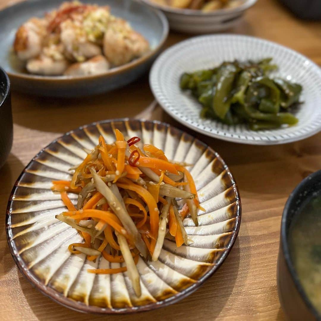 のインスタグラム：「_  久しぶりのご飯投稿🍴  最近お気に入りの器。  手前と真ん中のお皿が福岡の#小石原焼 です😌 簡単なお料理でも器のおかげで ちょっとは美味しそうにみえるかな👌  千切り作業はわりと好きなのでスライサーは使わず 今のところ楽しんでいます🙋‍♀️今のところはね笑  少しずつ器も集めていこうかな✌️  #おうちごはん」