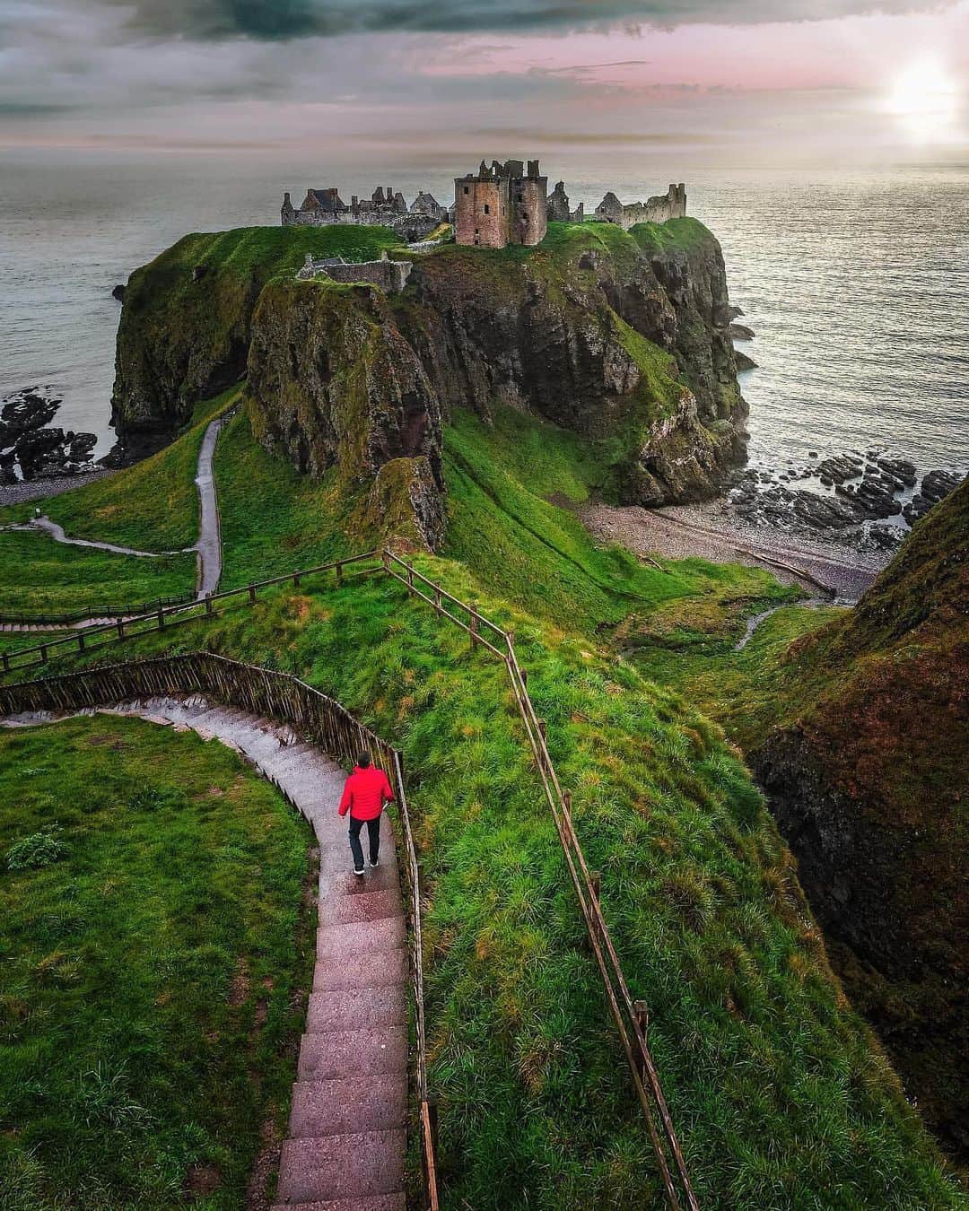 Wonderful Placesさんのインスタグラム写真 - (Wonderful PlacesInstagram)「The most EPIC road-trip through Scotland by ✨@christopherfunk_✨ 1. Dunnottar Castle 2. Calton Hill, Edinburgh 3. Wallace Monument 4. Glenfinnan Viaduct 5. Eilean Donan Castle 6. Highland Coo 7. Old Man of Storr 8. Puffin, Isle of lunga 9. New College, Edinburgh 10. Cuter Highland Coo Have you ever been to Scotland? Tag who you’d go with! 🥰🙌🏼🏴󠁧󠁢󠁳󠁣󠁴󠁿 #wonderful_places for a feature ♥️」5月31日 22時08分 - wonderful_places