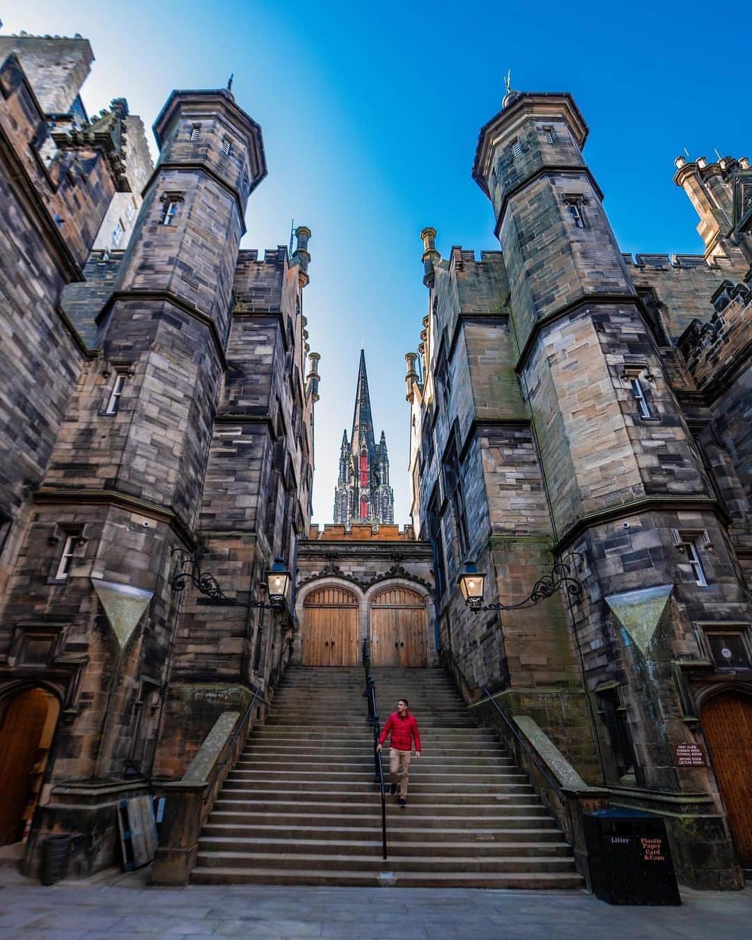 Wonderful Placesさんのインスタグラム写真 - (Wonderful PlacesInstagram)「The most EPIC road-trip through Scotland by ✨@christopherfunk_✨ 1. Dunnottar Castle 2. Calton Hill, Edinburgh 3. Wallace Monument 4. Glenfinnan Viaduct 5. Eilean Donan Castle 6. Highland Coo 7. Old Man of Storr 8. Puffin, Isle of lunga 9. New College, Edinburgh 10. Cuter Highland Coo Have you ever been to Scotland? Tag who you’d go with! 🥰🙌🏼🏴󠁧󠁢󠁳󠁣󠁴󠁿 #wonderful_places for a feature ♥️」5月31日 22時08分 - wonderful_places