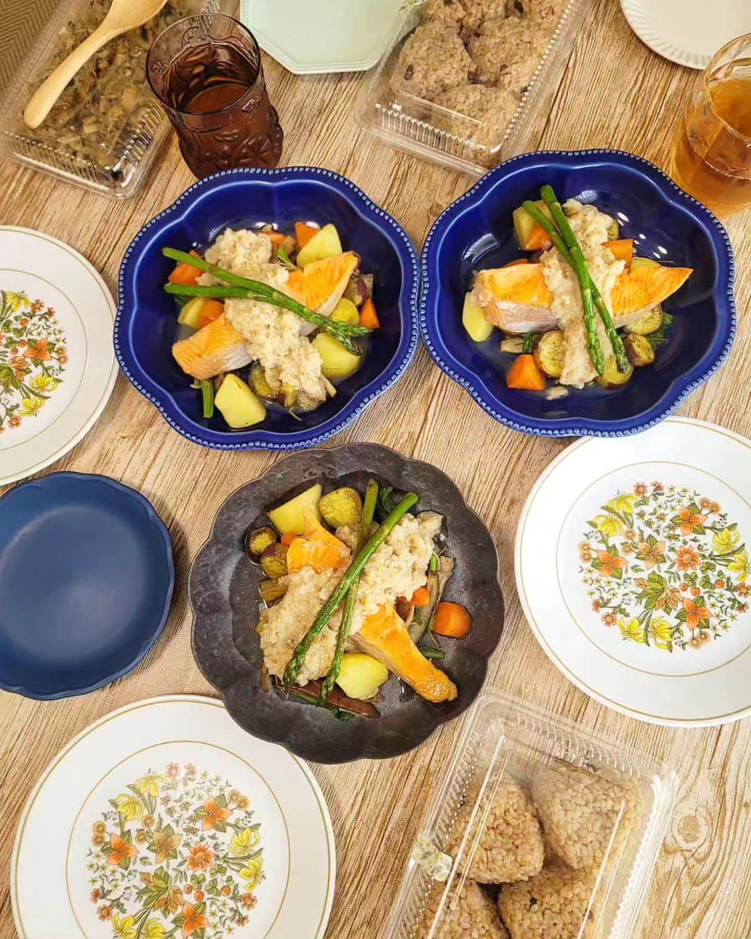 石関友梨のインスタグラム：「玄米＆発酵おうちごはん会🍚⁡ ⁡⁡ 友人の塚越が⁡"玄米おにぎり" ⁡"麹醤油のキノコ炒め"⁡と"レタスサラダ"を⁡ ⁡お家に持ってきてくれたので⁡ ⁡⁡ ⁡私は鮭と野菜ごろごろソテーを作りました⁡ ⁡味付けはローズマリーとソースのみ⁡ ⁡⁡ ⁡ソースは⁡大根おろしに⁡ ⁡甘酒、練り胡麻、胡麻、ポン酢少々、麦味噌を混ぜたもの⁡ ⁡⁡ 野菜にかけても、お肉や魚⁡など ⁡何にかけても美味しいので⁡万能ソースです👍🏻✨⁡ ⁡⁡ 分量はそれぞれお好みで💡⁡ ⁡簡単だし身体に良いので試してみてね！⁡⁡ ⁡ ⁡塚越との話は本当に楽しくて⁡ ⁡時間があっという間😂⁡⁡⁡ ⁡⁡ ⁡お互い頑張ろうね！と励まし合った⁡ ⁡⁡⁡ ⁡塚越作キノコ炒めは⁡ ⁡じんくんも大絶賛！うまいっうまいって瞬殺した😂 ⁡⁡ ⁡ #おうちごはん #玄米ごはん会 #レシピ⁡ ⁡ #万能ソース #発酵食品」