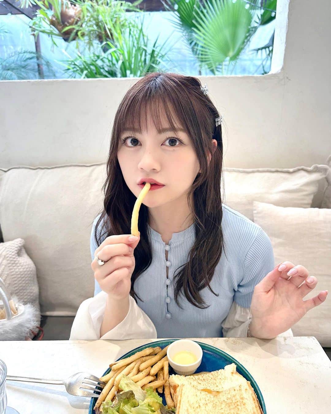 廣川奈々聖のインスタグラム：「えへ(՞ ᴗ ̫ ᴗ՞)”🤍 ⁡ ⁡ このワンピース 少し前に展示会でゲットして、超お気に入りなの🧊🤍 ⁡ ⁡やっぱりみずいろって惹かれる🐇 ⁡ ⁡ ⁡ #andtcafe #表参道カフェ #原宿カフェ #amail #カフェ巡り #クリップアレンジ #cafestagram #tokyocafe #japanesegirl #ななせのcafe巡り」