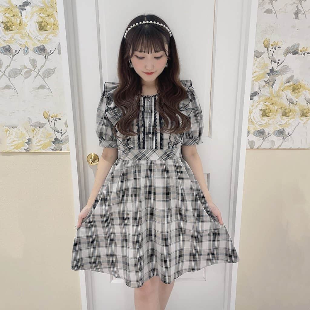 evelyn.coordinateのインスタグラム：「♡  𝑵𝒆𝒘 𝑨𝒓𝒓𝒊𝒗𝒂𝒍  #フリルリボンOP color ♡  BE / BK price ♡ ¥9,800(taxin)  本日evelynらしいチェックの ワンピースが入荷いたしました☁️🎶  肩のフリルやフロントのレースが 可愛くお顔周りも華やかに 見せてくれるアイテム💭💗  バックスタイルもリボンで可愛く ウエストマークもしっかりできます🤝🏻  ぜひ店頭にてチェックしてみてください🤍  身長150cm  #evelyn #エブリン #ガーリーコーデ #甘めスタイル #甘めコーデ #清楚コーデ #可愛い  #girly #feminine #パステル #girl #低身長コーデ #l4l #f4f #follow #フォロー #ファッション #fashion #ootd #evelynコーデ #フェミニンコーデ」