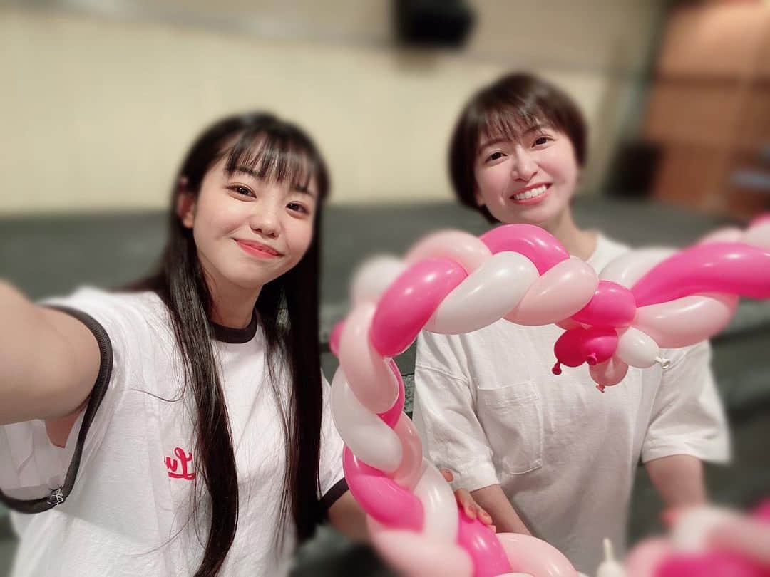 佐藤日向のインスタグラム：「. 楽屋が同じでお隣の南沢奈央さんとタップのお話や 歌のお話、色んなお話をさせていただき その中で本が好きでどんなジャンルが好きか どの作品が面白かったか、お話しさせていただけて 内心ホクホクしていたのですが、 今日、なおさんからオススメの本をいただきました🥲✨ 自分だけでは出会えなかった作品を読む瞬間って 本当にワクワクするからめちゃくちゃ嬉しいです😭 . なおさんがご飯食べる前に必ず小さい声で 「いただきます」って手を合わせる瞬間や 楽屋に入る時必ず「失礼します」 って言ってから入る姿や 台本をどんな時もじっくりと読み続ける姿、 行動全てが丁寧で学ぶことが多く、 素敵な方と同じ楽屋で過ごさせてもらえて 本当に幸せだなと日々感じています。 大好きだな〜と思う瞬間が沢山😌 まだまだ公演は続くので大切に本を読み進めたいと思います！ ⁡ ありがとうございます！！」