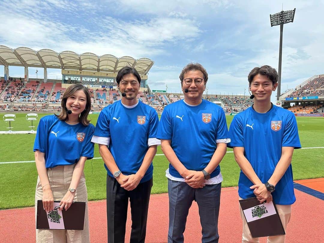 臼井佑奈のインスタグラム：「野々村Jリーグチェアマンと鈴木啓太さんとトークイベント🎤エスパルスの試合前にピッチ内でお話しさせていただきました😆  IAIスタジアムは学区内だという野々村さんと、長谷川健太さんの後輩・入江小学校卒業の啓太さん🐣 地元清水のサッカーについてお話ししました✨  私たちが来ているのは清水FC55周年のTシャツ。清水の小学生の選抜チームだった清水FC。数々のOBを輩出。お二人も清水FCの先輩後輩です☺️このライオンのエンブレムをつけるのが当時の小学生の憧れだったようですね。 素敵な時間でした。スタジアムで聞いてくださった皆さん、お二人、Jリーグの皆さん、ありがとうございました✨  #jleague #清水FC #spulse #kickoffshizuoka #コラボイベント」